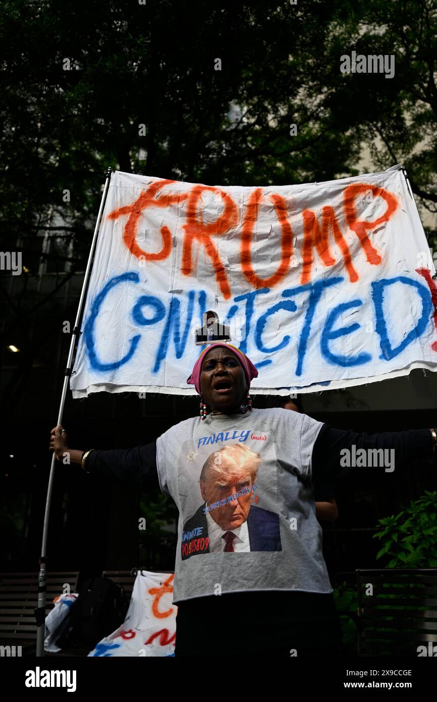 New York, New York, États-Unis. 30 mai 2024. Une femme portant une grande pancarte indiquant «Trump condamné» et portant un t-shirt indiquant «enfin» célèbre devant le tribunal après le verdict de culpabilité dans le procès pénal de l'ancien président américain Donald Trump. Crédit : Joseph Reid/Alamy Live News Banque D'Images