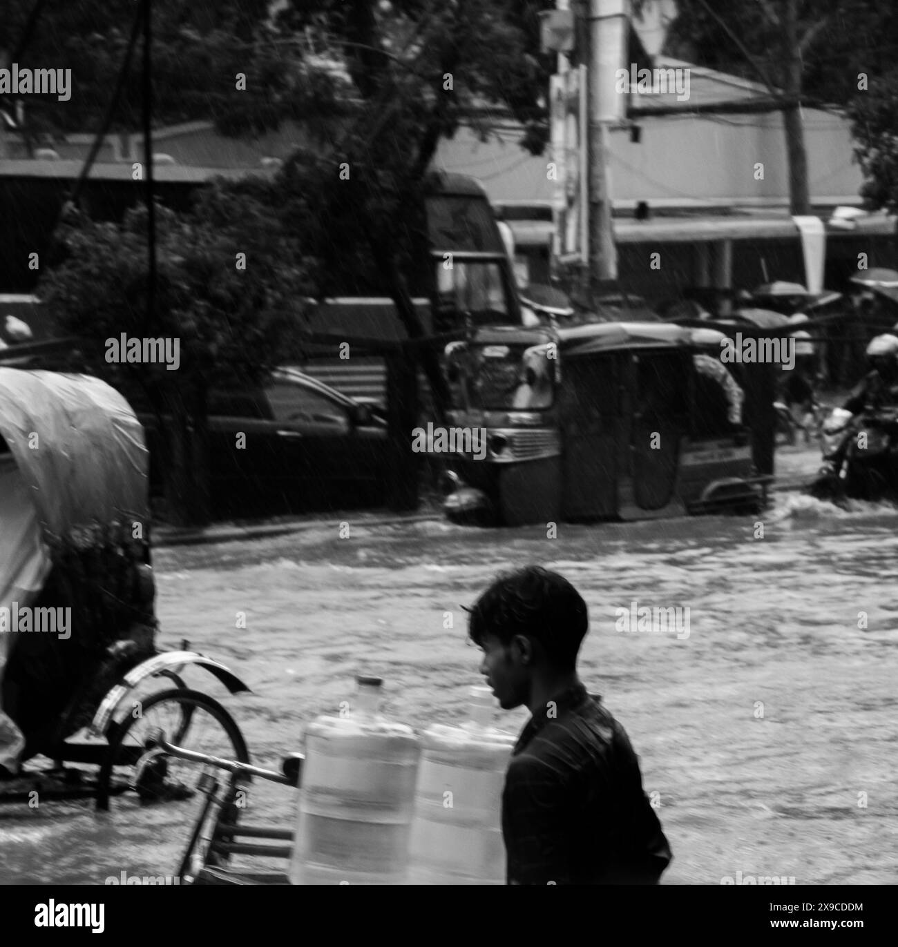 Le cyclone Remal a provoqué de fortes précipitations, des inondations et des vents violents dans la ville de Dacca, entraînant des perturbations dans les transports, des coupures de courant et d’importantes propriétés Banque D'Images