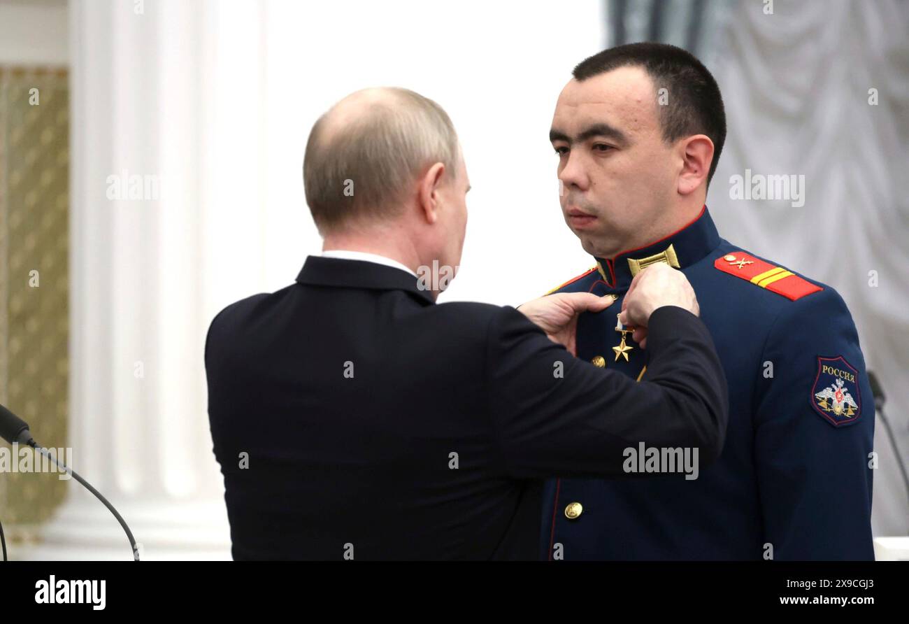 Moscou, Russie. 30 mai 2024. Le président russe Vladimir Poutine, à gauche, présente le sergent junior Albert Zainullin, à droite, le héros de la Russie lors d'une cérémonie de remise des prix à la salle Sainte-Catherine du Palais du Kremlin, le 30 mai 2024, à Moscou, en Russie. Crédit : Vyacheslav Prokofyev/Kremlin Pool/Alamy Live News Banque D'Images