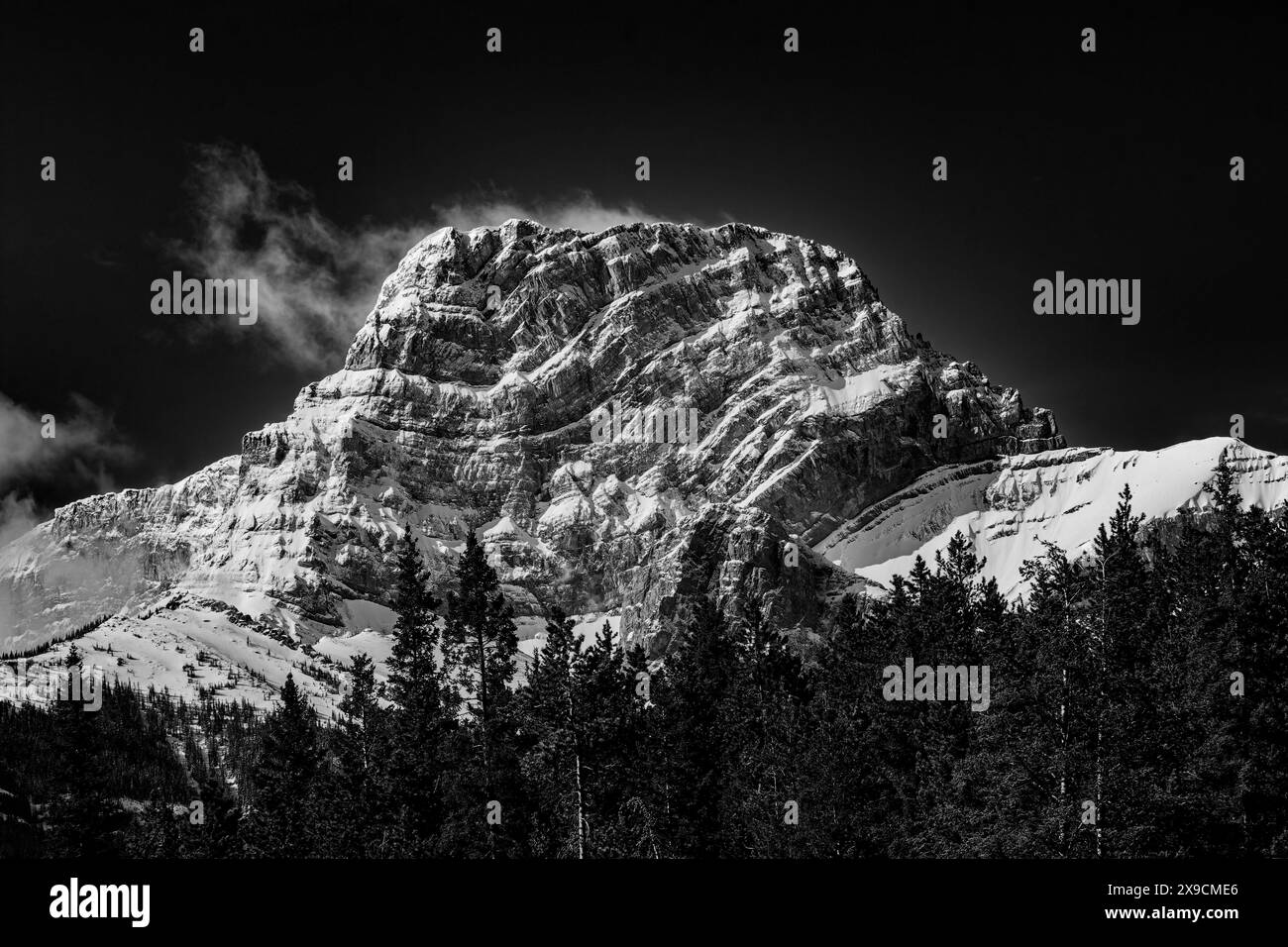 Pic enneigé dans les Rocheuses canadiennes, sur George Biggy SR Road, Dead Man's Flats, Alberta, Canada Banque D'Images