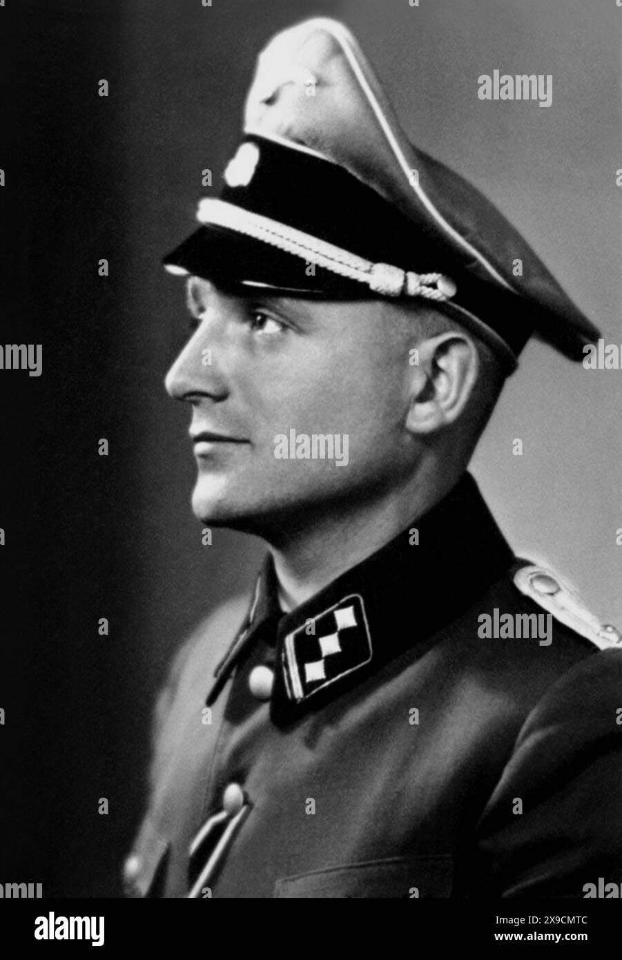 1943 c., ALLEMAGNE : le criminel de guerre allemand KLAUS BARBIE ( Nikolaus , 1913 - 1991 ) en uniforme d'officier SS allemand pendant le troisième Reich d'Adolf Hitler . Il a travaillé à Vichy en France pendant la seconde Guerre mondiale, connu sous le nom de ' boucher de Lyon ' pour avoir personnellement torturé des prisonniers (principalement des Juifs et des membres de la résistance française) à la tête de la Gestapo à Lyon. Après la guerre, les services de renseignement des États-Unis l'emploient pour ses efforts anticommunistes et l'aident à fuir en Bolivie ( 1955 ), où il conseille le régime dictatorial sur la façon de réprimer l'opposition par la torture. Il était un Banque D'Images