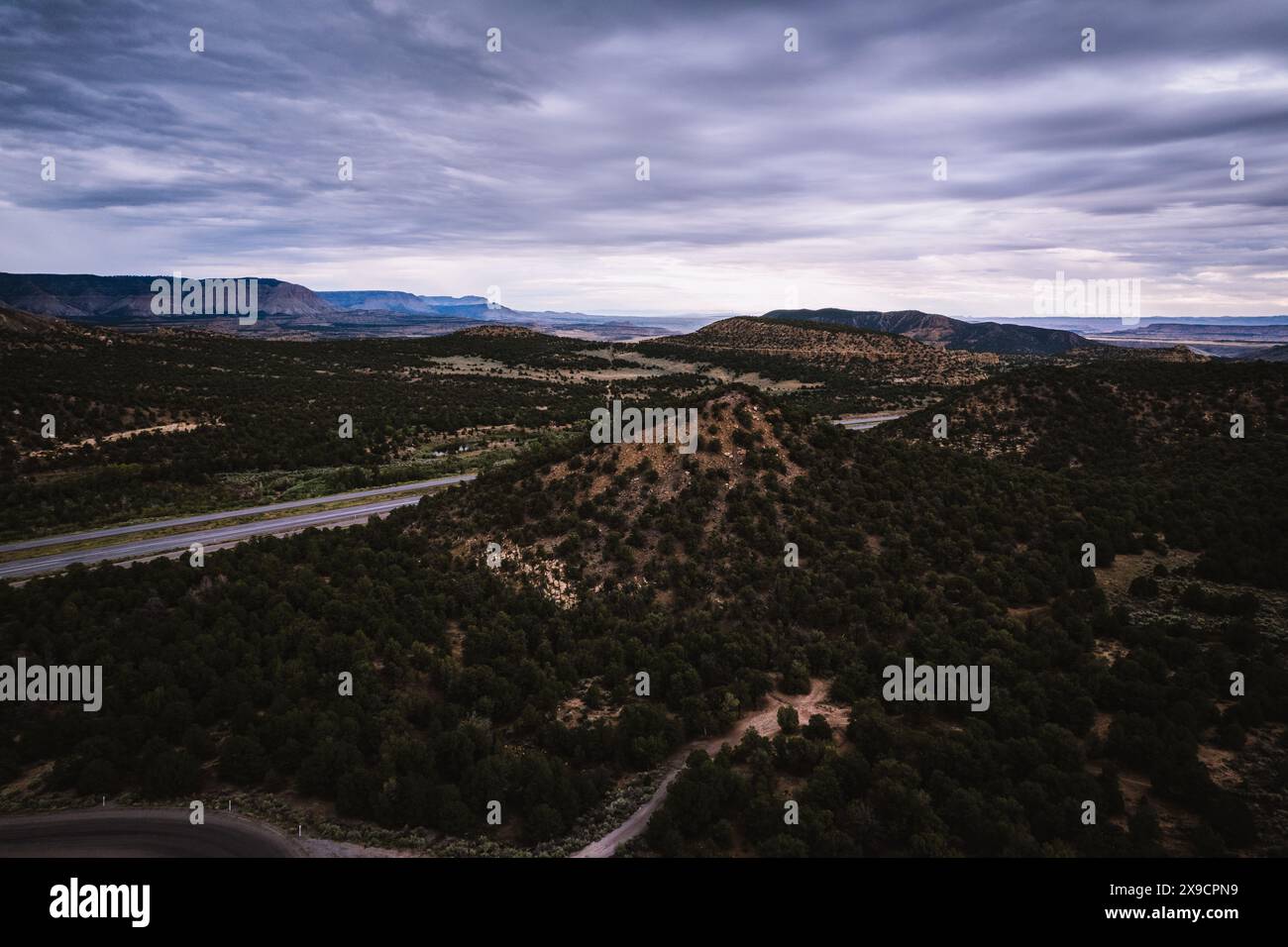 Cette superbe photographie aérienne capture la beauté spectaculaire des paysages accidentés de l'Utah sous un ciel couvert et d'humeur sombre. Banque D'Images