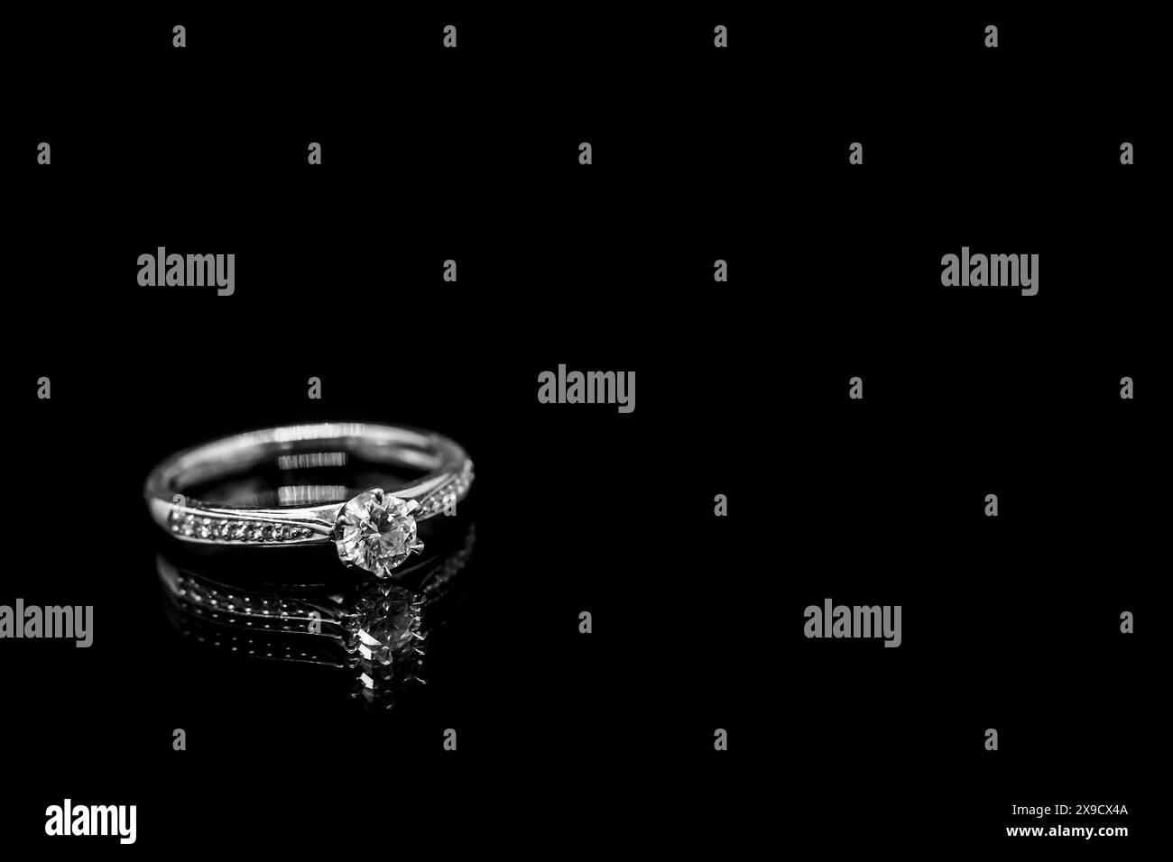 Gros plan bijoux bague diamant sur fond noir avec réflexion Banque D'Images