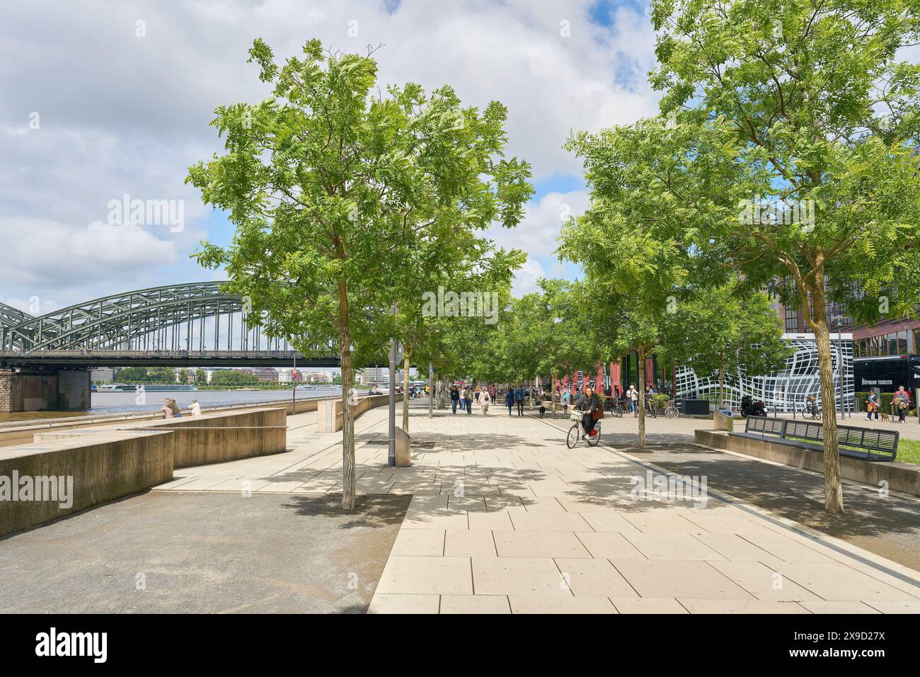 Kennedy Bank, Kennedy-Ufer à Cologne sur le Rhin avec des marcheurs sur une belle journée en mai Banque D'Images