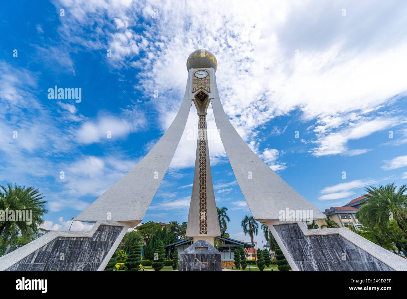 Dataran Ipoh, Perak - 31 mai 2024 : vue horizontale du monument de la tour de l'horloge blanche avec ciel bleu à Dataran Ipoh Banque D'Images