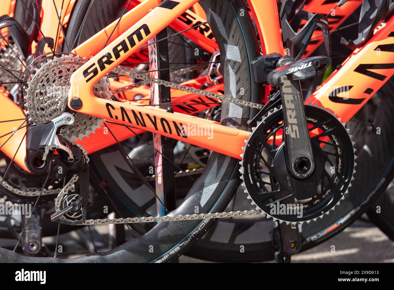 Vélo de course de l'équipe Canyon SRAM à Promenade Park, Maldon, Essex, Royaume-Uni pour l'étape 2 de la course cycliste Ford RideLondon classique UCI. EQUIPEMENT SRAM Banque D'Images