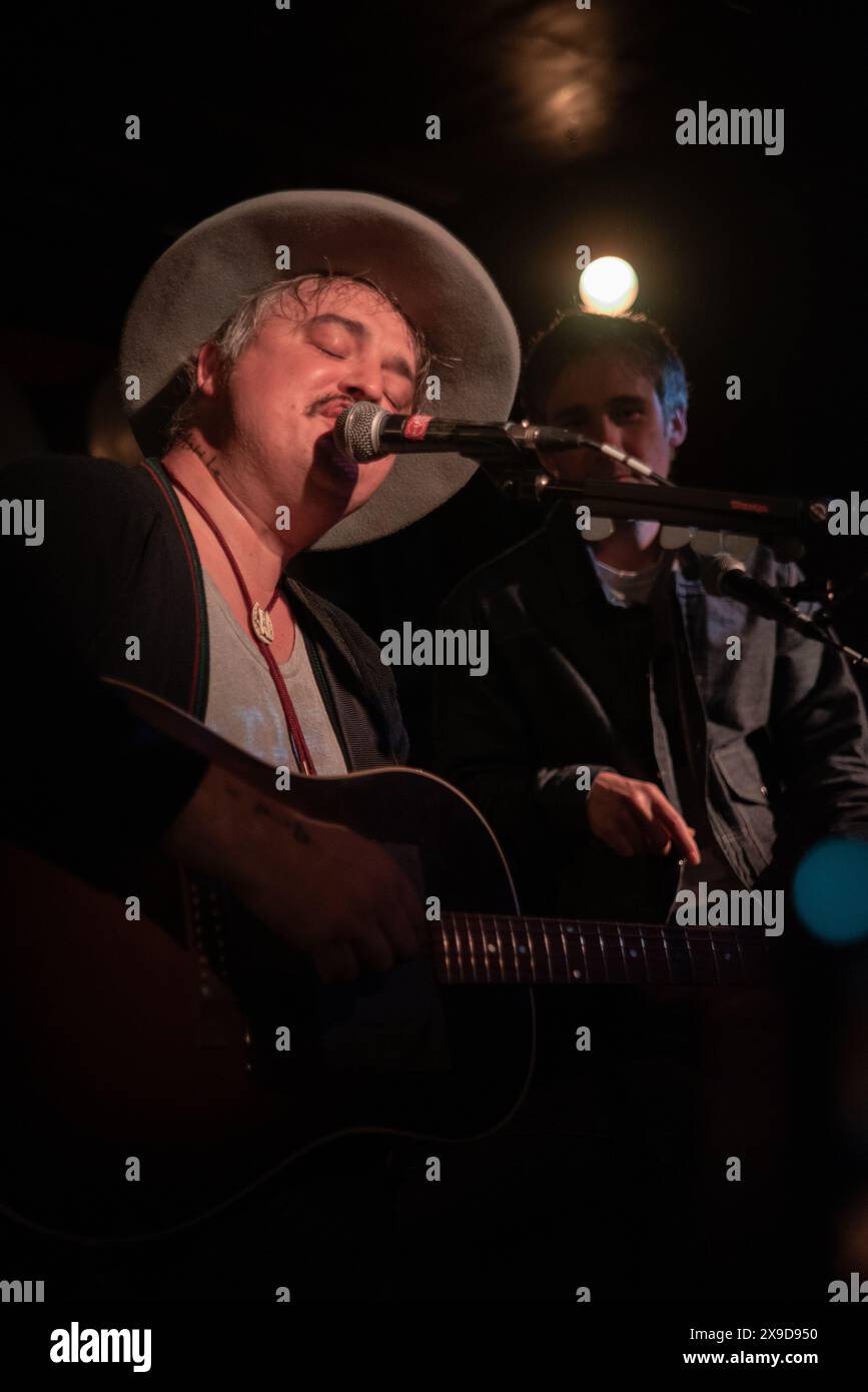 Londres, Royaume-Uni. 29 mai 2024. Peter Doherty répond aux questions et effectue un bref set acoustique au 100 Club pour marquer le 5e anniversaire de son label Strap Originals. Cristina Massei/Alamy nouvelles en direct Banque D'Images