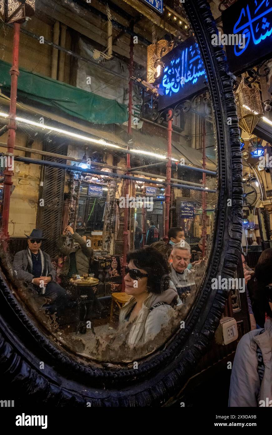 Café El Fishawi dans le souq de Khan el-Khalili, le Caire islamique, Egypte. Février 2023 Banque D'Images