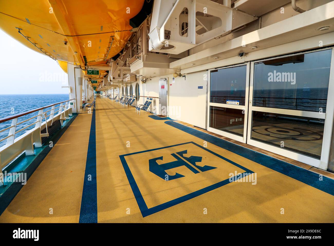 Promenade et bateaux de sauvetage à bord du navire de croisière Voyager of the Seas, Royal Caribbean Cruises, logo de l'ancre couronnée Banque D'Images