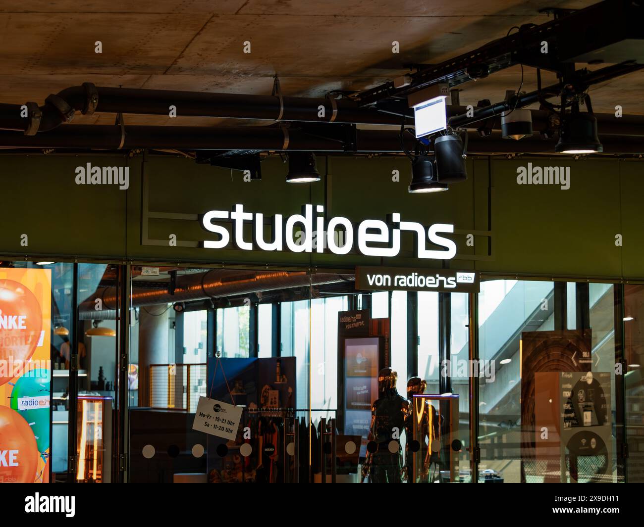 Studioeins logo signe de la station de radio radioeins du radiodiffuseur public RBB. La société de production multimédia dirige un studio dans le Bikini Berlin. Banque D'Images