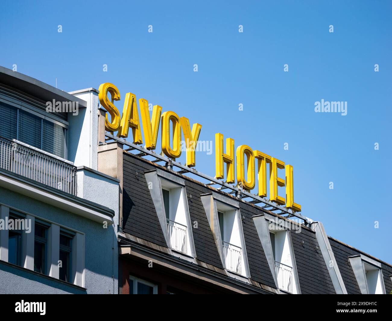 Signe logo Savoy Hotel sur le toit d'un bâtiment. Le grand hôtel de luxe est une entreprise dans l'industrie du voyage. Il est situé à Charlottenburg. Banque D'Images