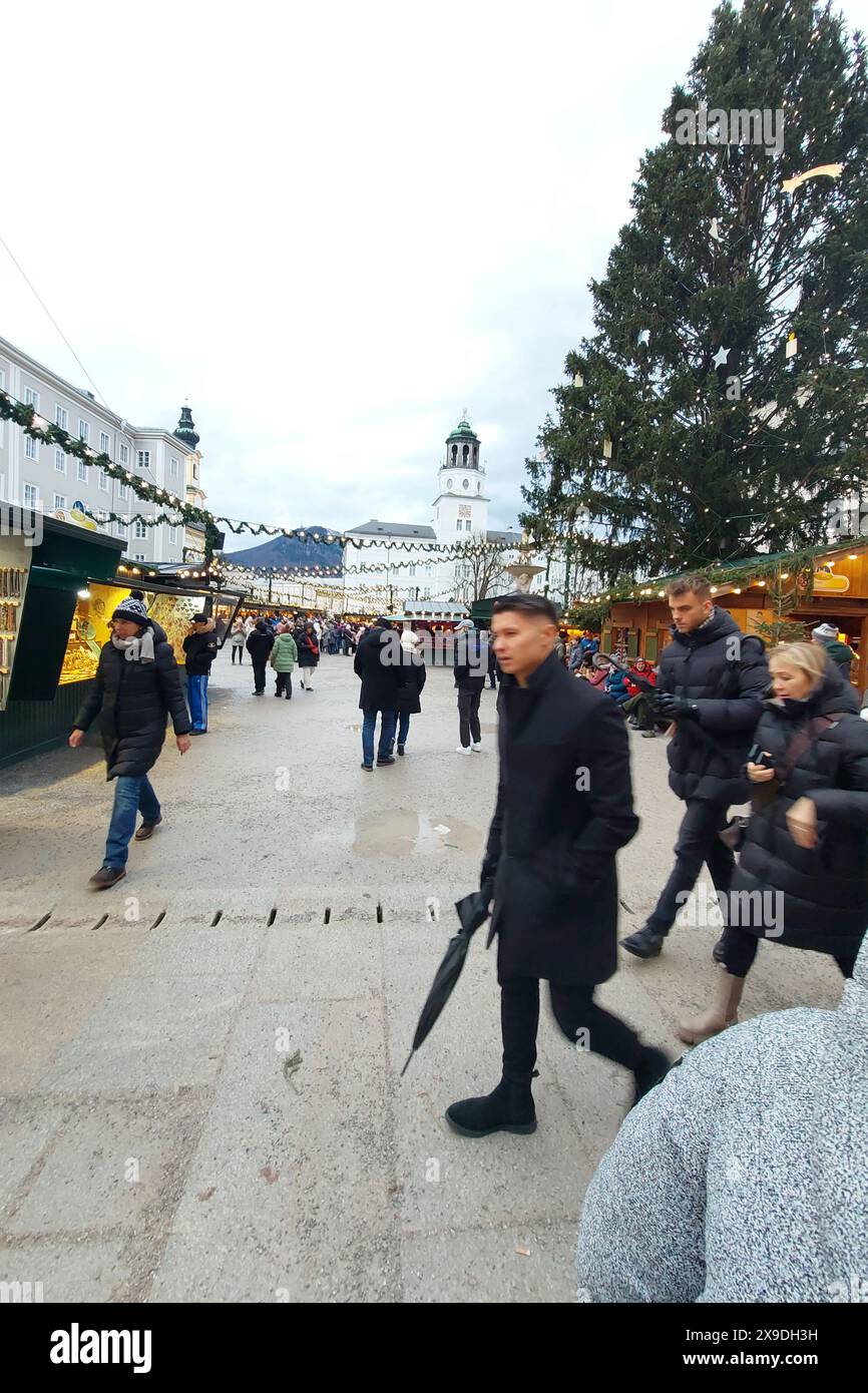 Salzbourg, Autriche - 23 décembre 2023 : décorations de Noël et tour de l'horloge Neue Residenz au marché de Noël de Salzbourg sur la Residenzplatz Banque D'Images Salzbourg, Autriche - 23 décembre 2023 : décorations de Noël et tour de l'horloge Neue Residenz au marché de Noël de Salzbourg sur la Residenzplatz Banque D'Images