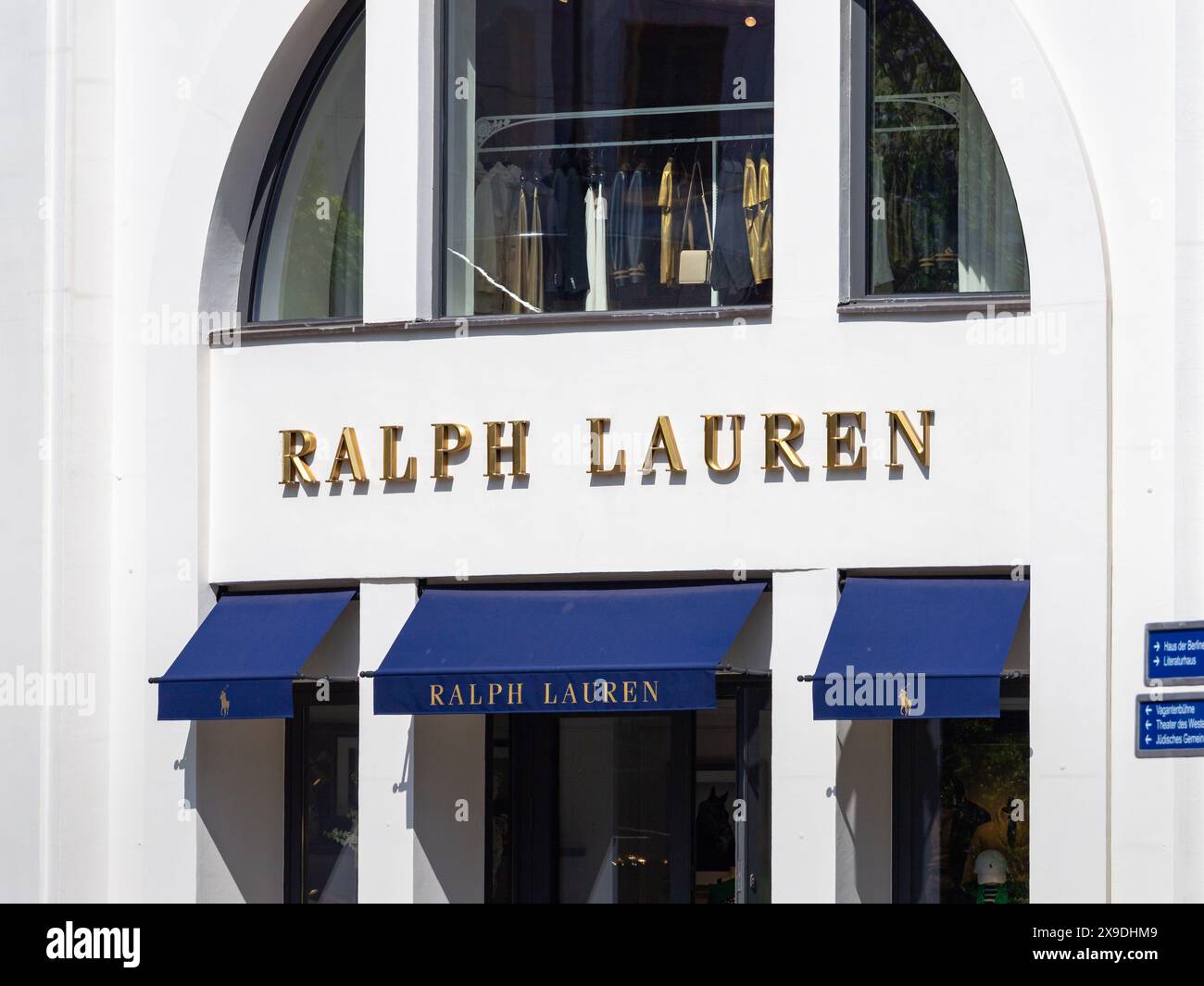 Logo Ralph Lauren sur la façade du magasin. Le détaillant de luxe pour la mode de créateur est situé à Kurfürstendamm. Marque populaire pour les personnes riches. Banque D'Images