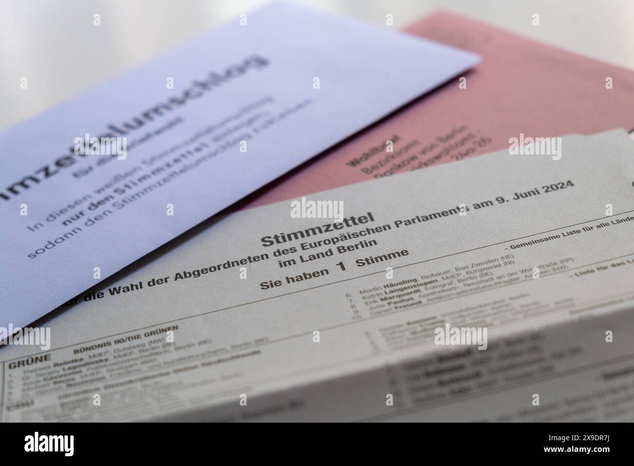 Wahunterlagen für die Briefwahl mit Stimmzettel und Stimmzettelumschlag für die bevorstehenden Wahlen zum Europäischen Parlament. / Documents de vote pour le vote par correspondance avec bulletin de vote et enveloppe de bulletin de vote pour les prochaines élections au Parlement européen. Wahlunterlagen zur Europawahl *** documents de vote pour le vote par correspondance avec bulletin de vote et enveloppe de bulletin de vote pour les prochaines élections au Parlement européen documents de vote pour le vote par correspondance avec bulletin de vote et enveloppe de bulletin de vote pour les prochaines élections au Parlement européen documents de vote pour le Parlement européen Banque D'Images