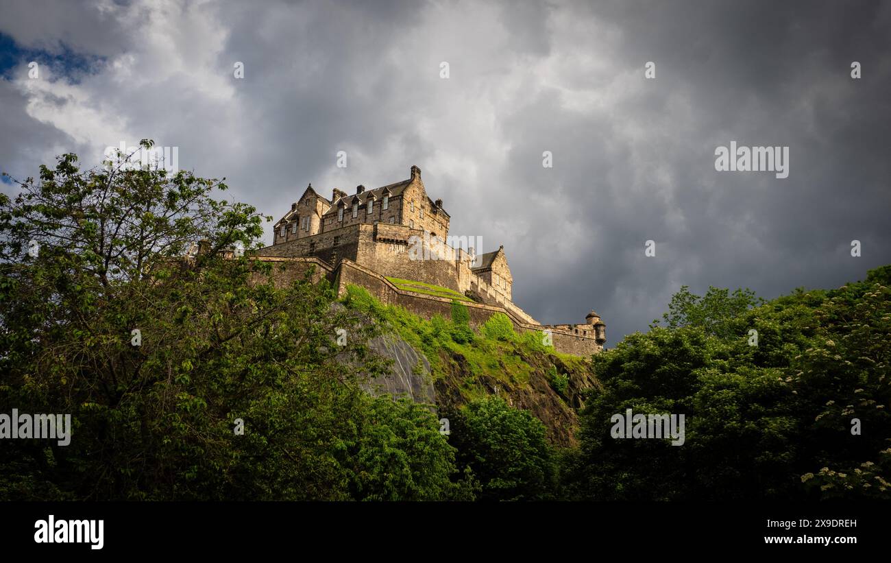 Un château d'Édimbourg ensoleillé sous un ciel sombre Banque D'Images