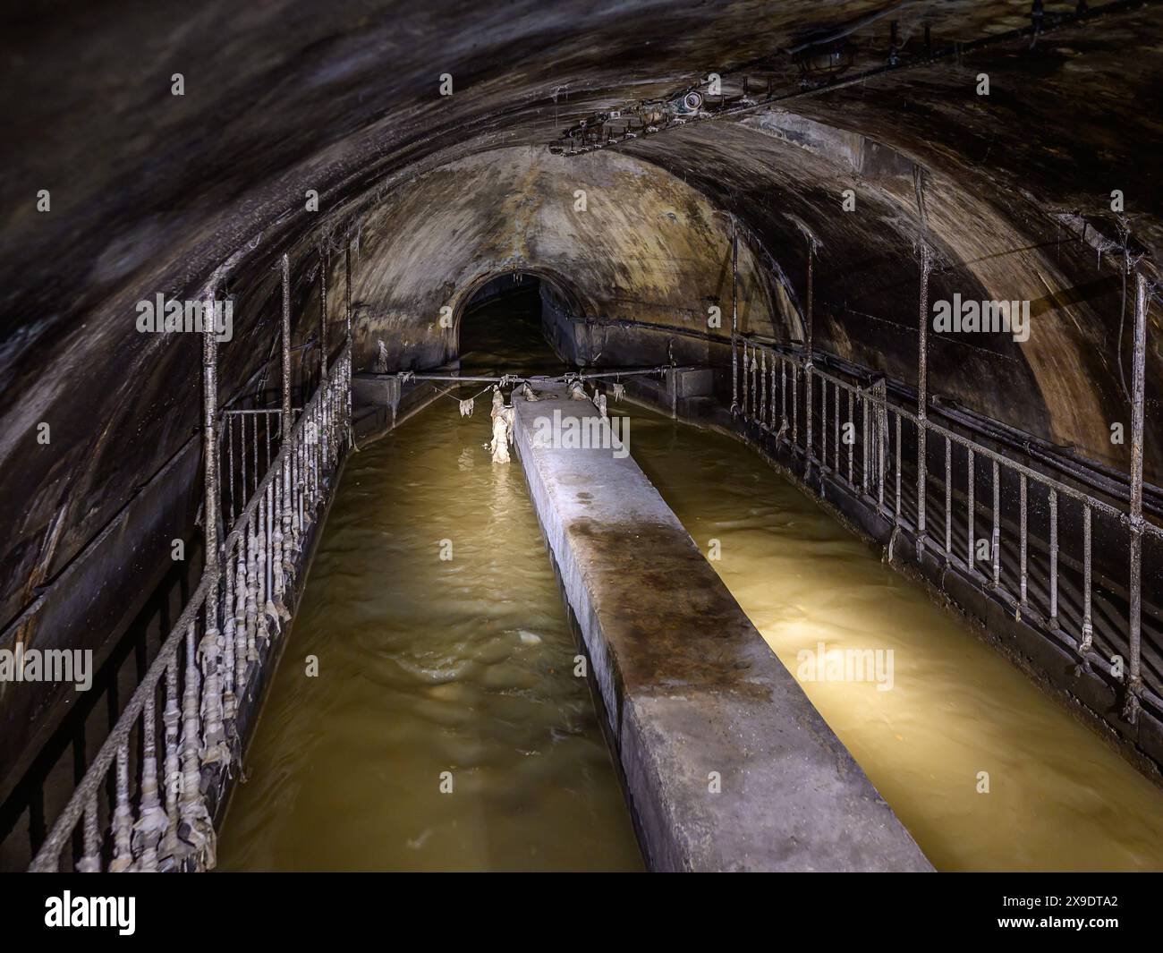 vienne, autriche, 30 mai 2024, égout du système d'eaux usées de vienne près de karlsplatz, autriche *** wien, österreich, 30. mai 2024, abwasserkanal des wiener abwassersystems beim karlsplatz, Österreich Copyright : xx Banque D'Images