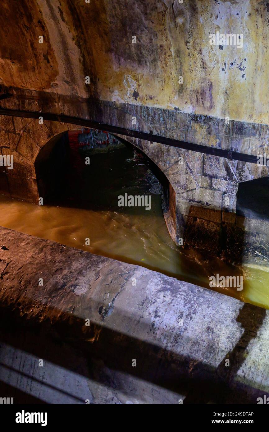 vienne, autriche, 30 mai 2024, égout du système d'eaux usées de vienne près de karlsplatz, autriche *** wien, österreich, 30. mai 2024, abwasserkanal des wiener abwassersystems beim karlsplatz, Österreich Copyright : xx Banque D'Images