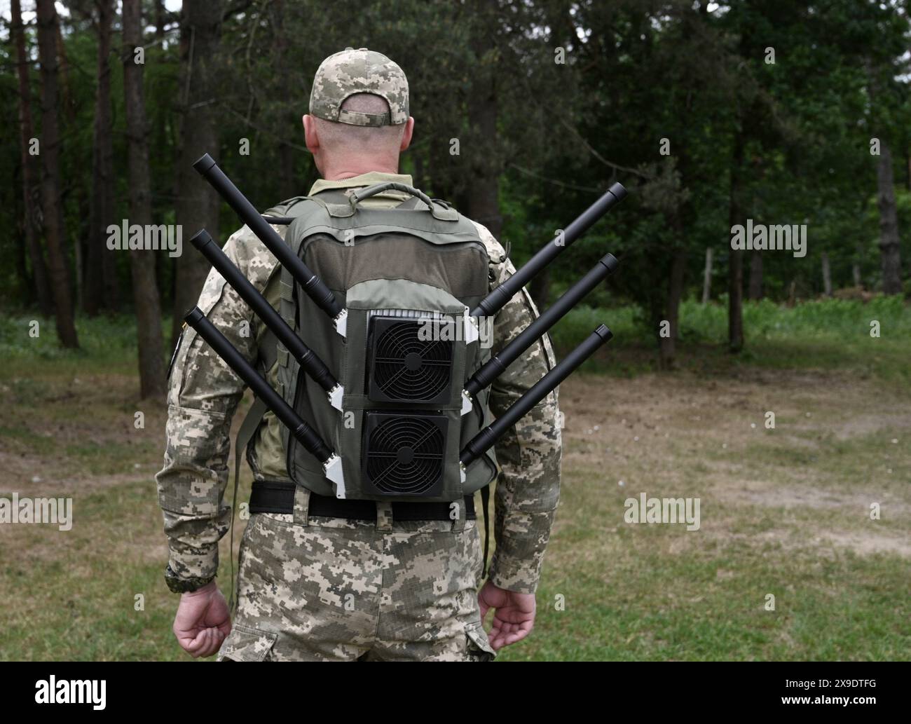 Militaire ukrainien avec sac à dos anti-drone. WB, guerre radio-électronique. Banque D'Images