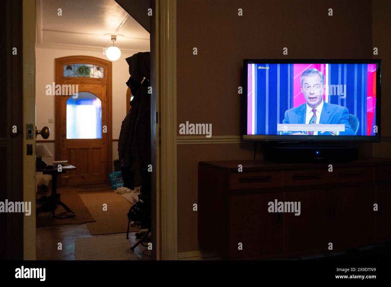 Nigel Farage est vu sur l'écran d'une maison résidentielle lors de la diffusion en direct de BBC TV question Time dans la première semaine de la campagne électorale de 2024, le 30 mai 2024, à Londres, en Angleterre. Banque D'Images