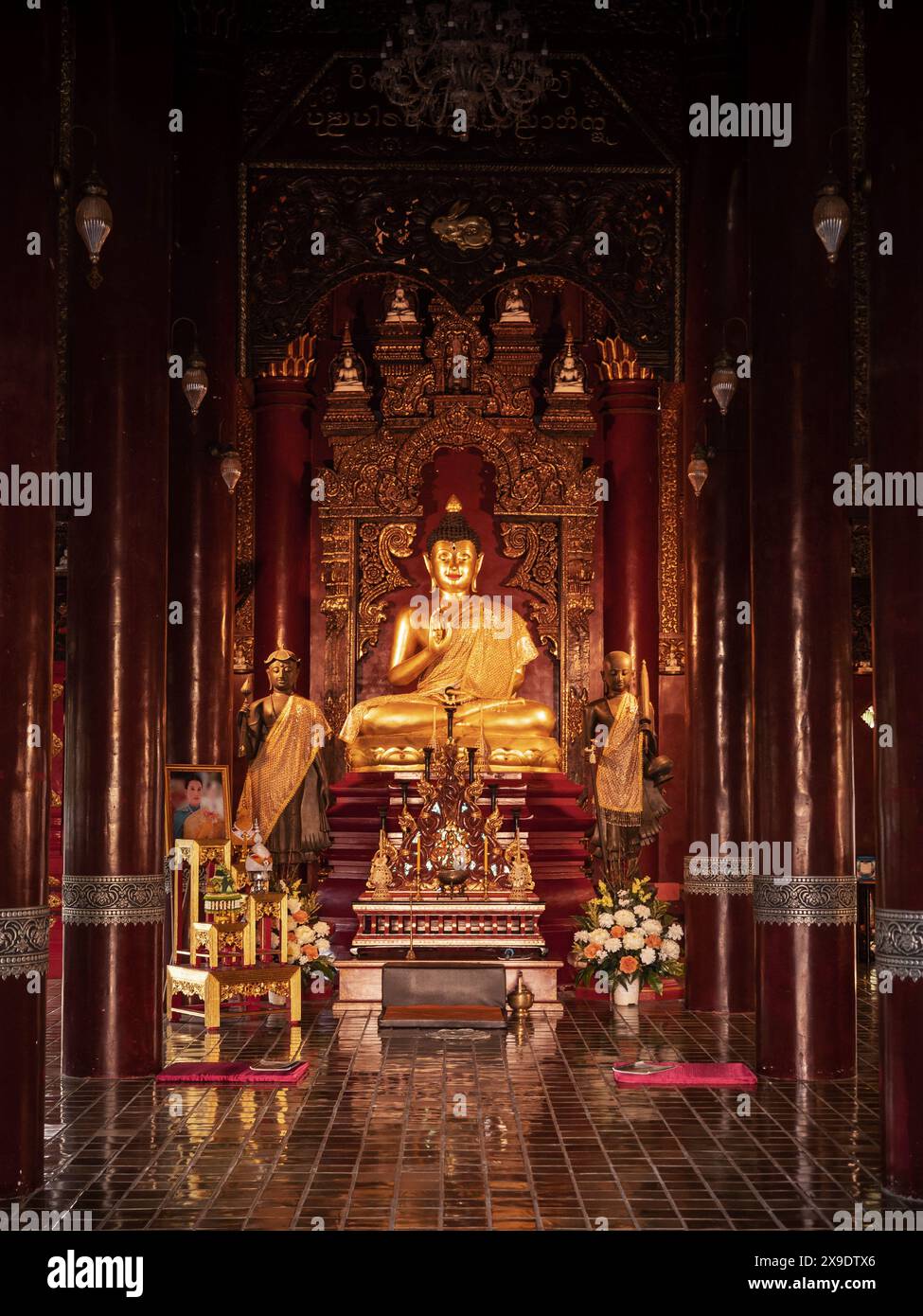 Chiang mai, Thaïlande. 10 JANVIER 2023 : Statue de Bouddha en or acier, style artistique Lanna au temple Wat Pan Sao. Sous un ton de lumière chaude dans le vieux hall principal. Lanna Banque D'Images