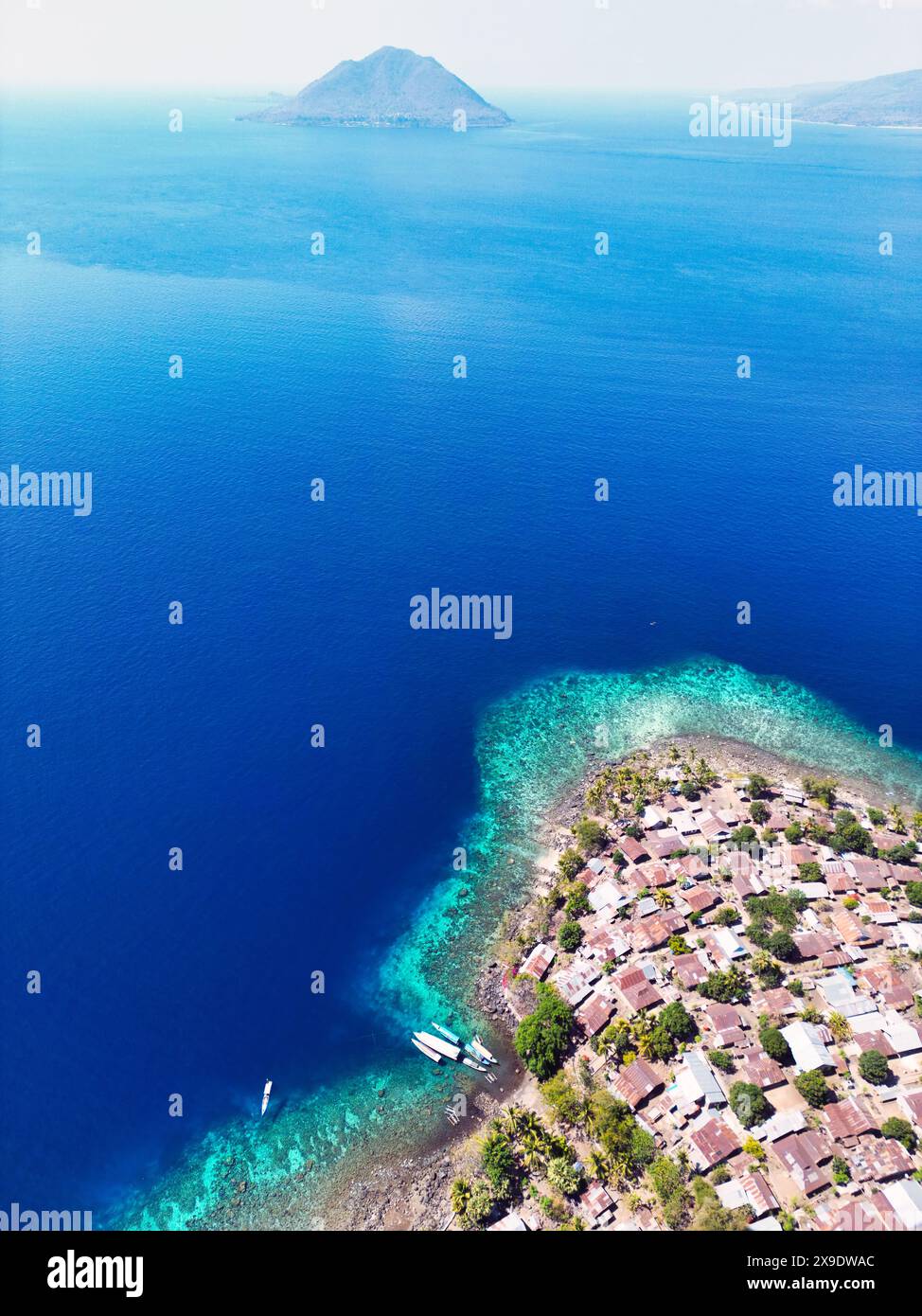 Indonésie Alor - Drone View ligne côtière de l'île Pura Banque D'Images