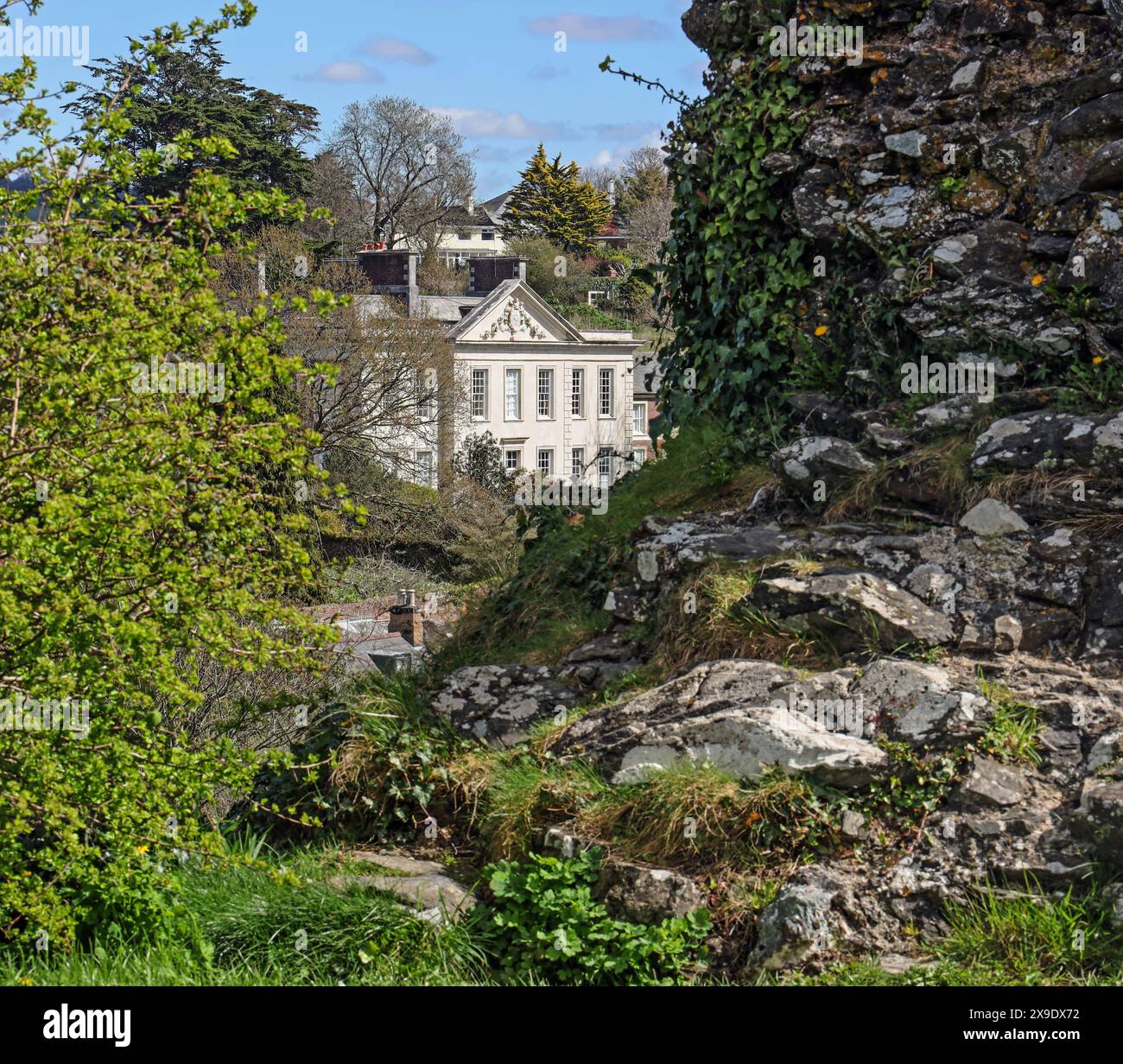 Plympton Maison vue encadrée par les ruines du château de Plympton à Pympton St Maurice, Plymouth, Devon Banque D'Images