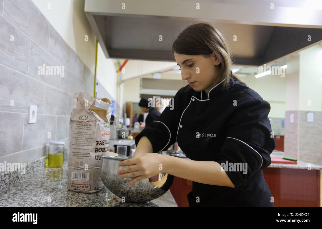 30 mai 2024 : Gaziantep, Turkiye. 30 mai 2024. Les étudiants du Département des arts culinaires de l'Université islamique de science et de technologie Gaziantep préparent la nourriture lors d'une formation sur le campus (crédit image : © Zakariya Yahya/IMAGESLIVE via ZUMA Press Wire) USAGE ÉDITORIAL SEULEMENT! Non destiné à UN USAGE commercial ! Banque D'Images