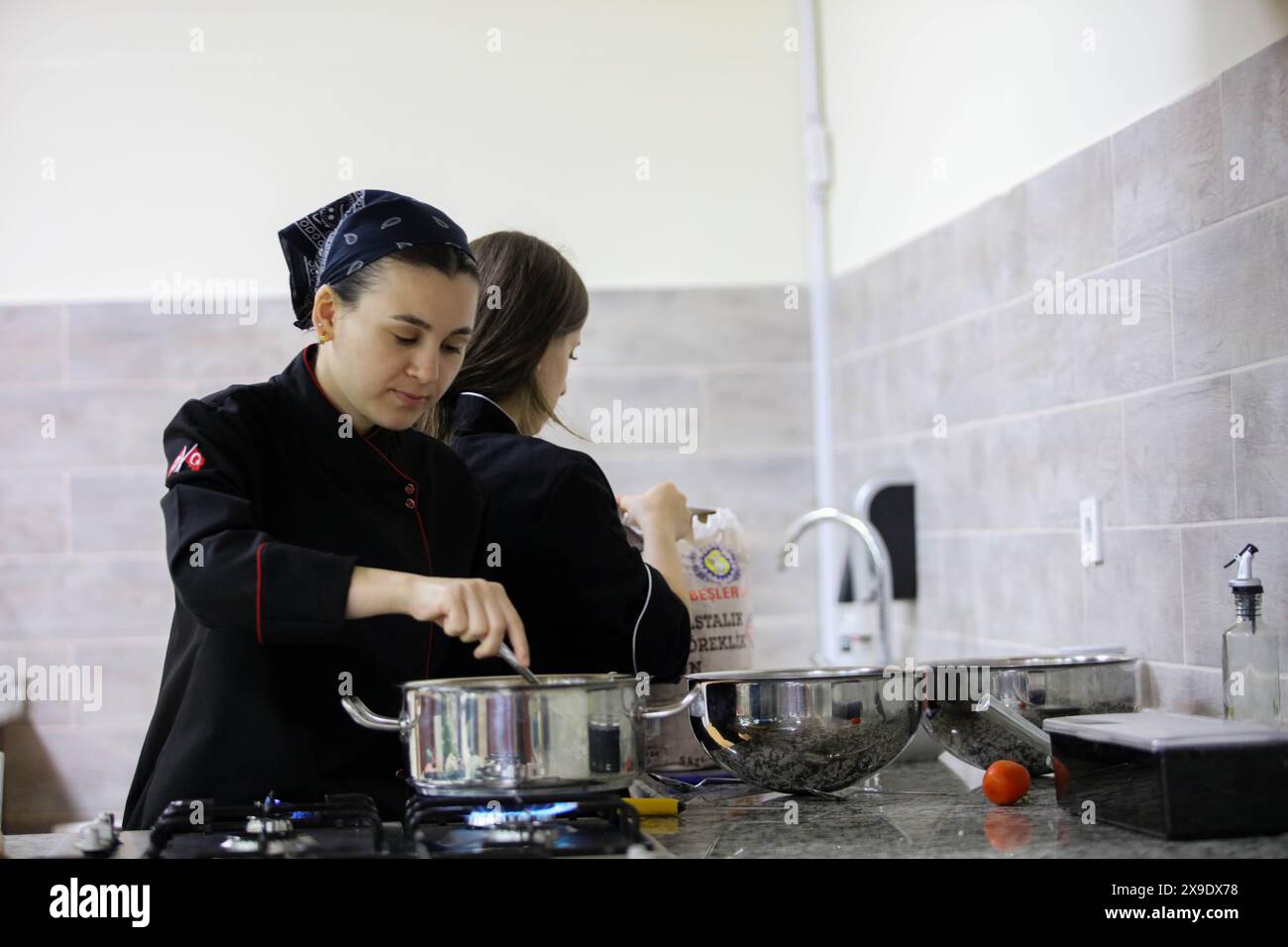 30 mai 2024 : Gaziantep, Turkiye. 30 mai 2024. Les étudiants du Département des arts culinaires de l'Université islamique de science et de technologie Gaziantep préparent la nourriture lors d'une formation sur le campus (crédit image : © Zakariya Yahya/IMAGESLIVE via ZUMA Press Wire) USAGE ÉDITORIAL SEULEMENT! Non destiné à UN USAGE commercial ! Banque D'Images