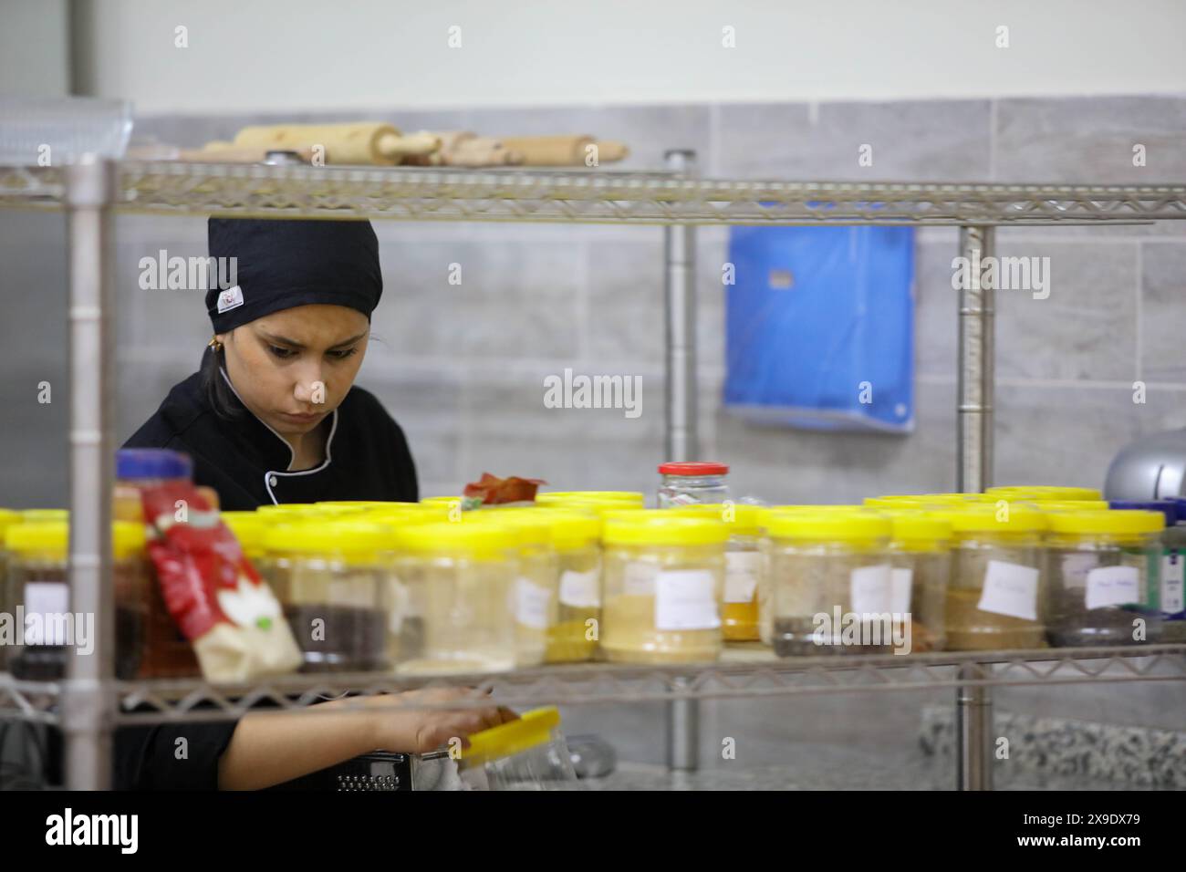 30 mai 2024 : Gaziantep, Turkiye. 30 mai 2024. Les étudiants du Département des arts culinaires de l'Université islamique de science et de technologie Gaziantep préparent la nourriture lors d'une formation sur le campus (crédit image : © Zakariya Yahya/IMAGESLIVE via ZUMA Press Wire) USAGE ÉDITORIAL SEULEMENT! Non destiné à UN USAGE commercial ! Banque D'Images
