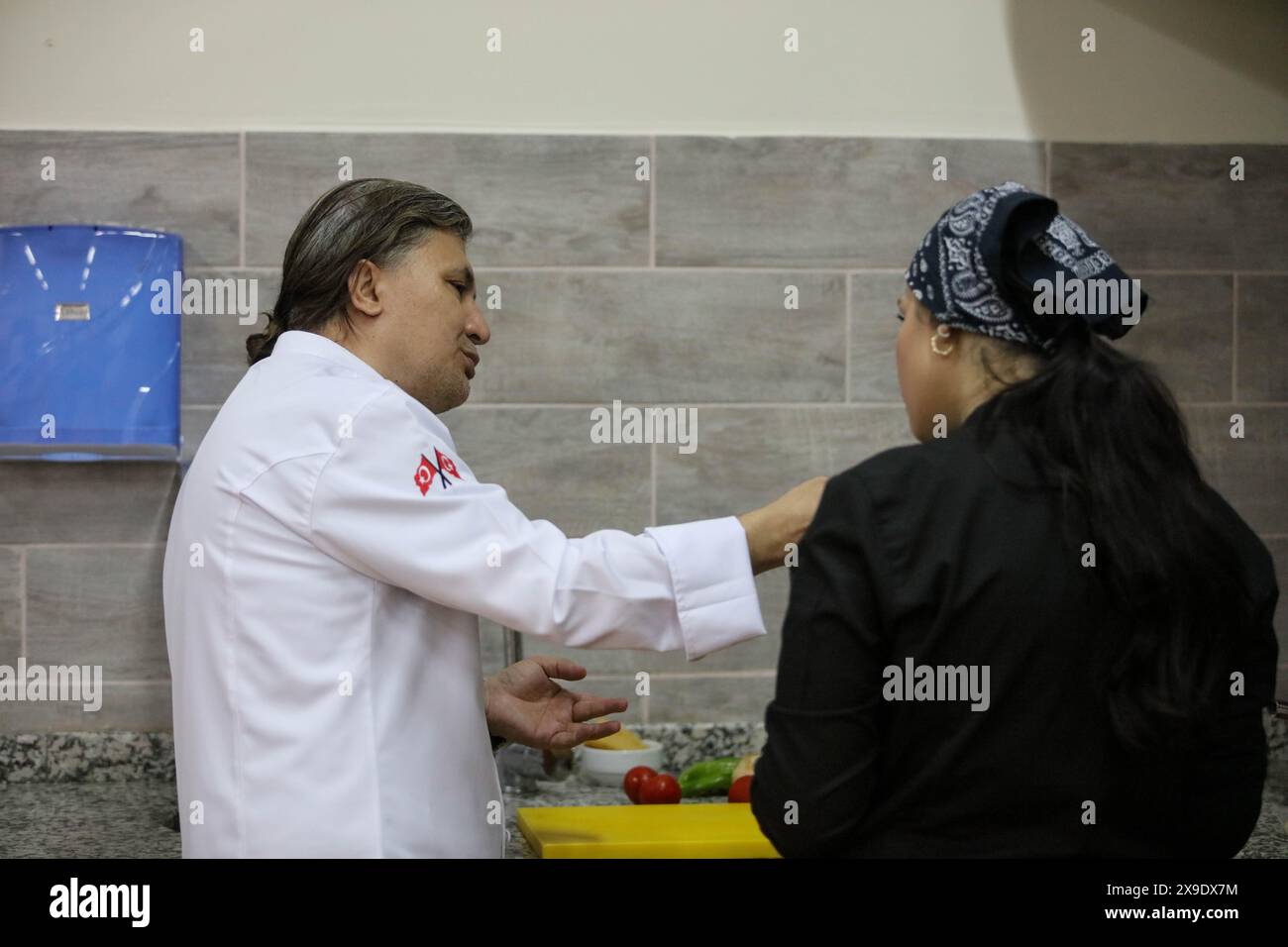 30 mai 2024 : Gaziantep, Turkiye. 30 mai 2024. Les étudiants du Département des arts culinaires de l'Université islamique de science et de technologie Gaziantep préparent la nourriture lors d'une formation sur le campus (crédit image : © Zakariya Yahya/IMAGESLIVE via ZUMA Press Wire) USAGE ÉDITORIAL SEULEMENT! Non destiné à UN USAGE commercial ! Banque D'Images