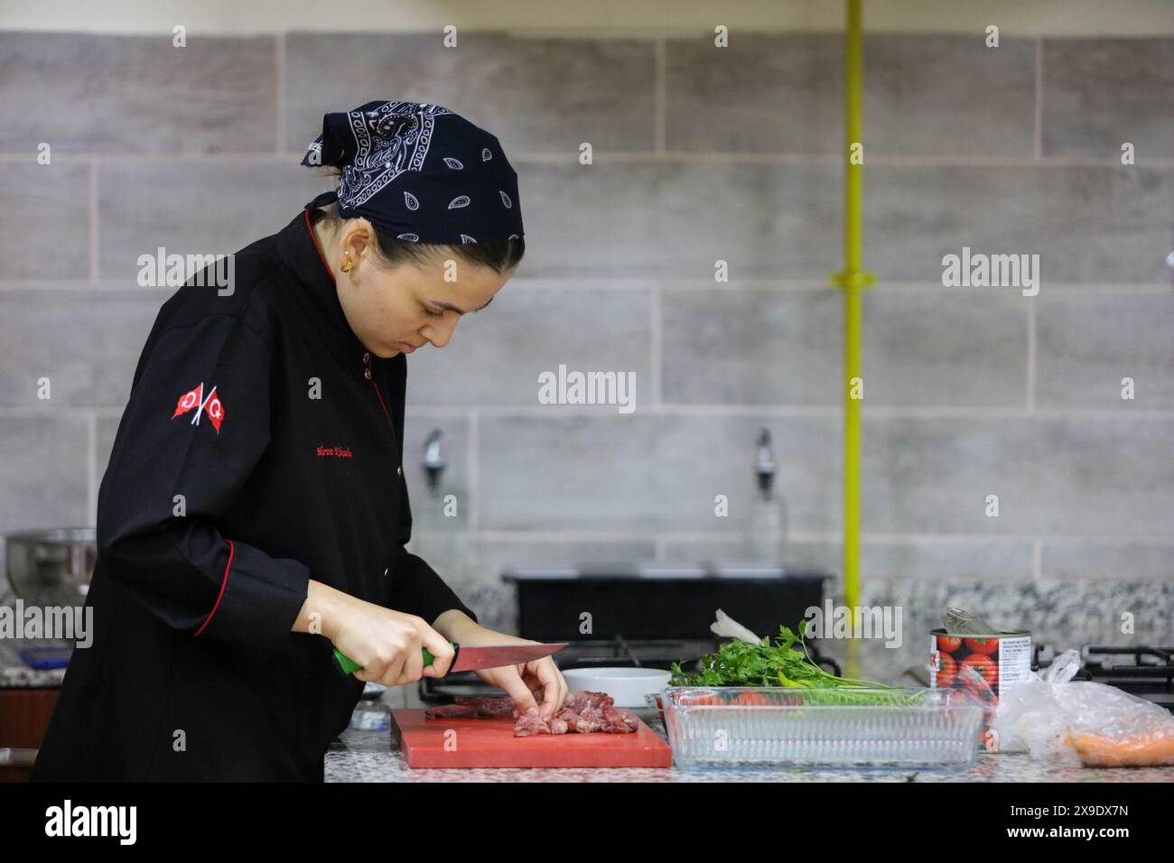 30 mai 2024 : Gaziantep, Turkiye. 30 mai 2024. Les étudiants du Département des arts culinaires de l'Université islamique de science et de technologie Gaziantep préparent la nourriture lors d'une formation sur le campus (crédit image : © Zakariya Yahya/IMAGESLIVE via ZUMA Press Wire) USAGE ÉDITORIAL SEULEMENT! Non destiné à UN USAGE commercial ! Banque D'Images