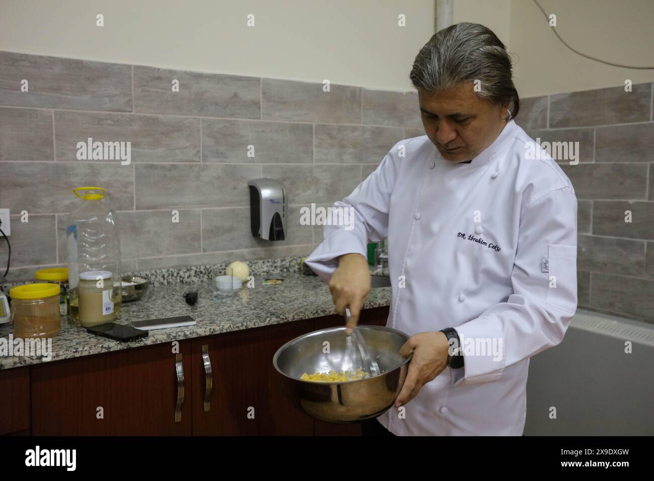30 mai 2024 : Gaziantep, Turkiye. 30 mai 2024. Les étudiants du Département des arts culinaires de l'Université islamique de science et de technologie Gaziantep préparent la nourriture lors d'une formation sur le campus (crédit image : © Zakariya Yahya/IMAGESLIVE via ZUMA Press Wire) USAGE ÉDITORIAL SEULEMENT! Non destiné à UN USAGE commercial ! Banque D'Images