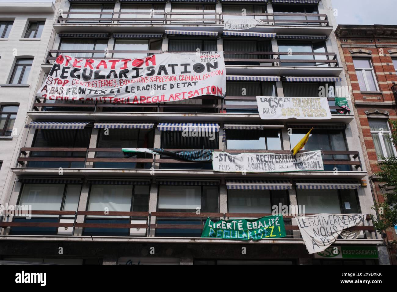 Opération régularisation, bannières accrochées aux balcons des appartements, Bruxelles Belgique Banque D'Images