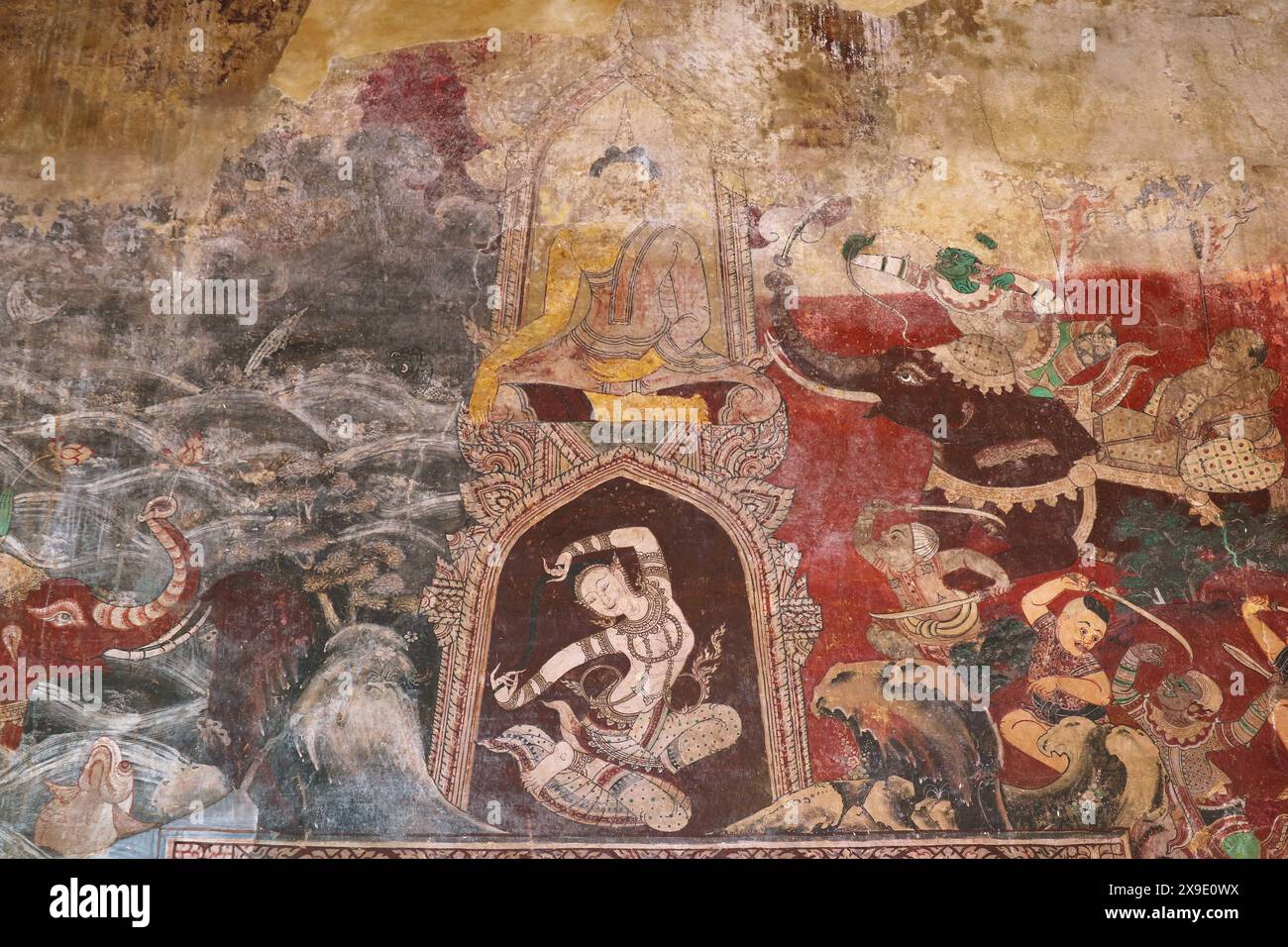 Peinture murale de la déesse Phra Mae Thorani se tordant les cheveux au-dessus de la porte à l'intérieur de l'ancienne salle d'ordination du temple bouddhiste Wat Chomphuwek, Thaïlande Banque D'Images
