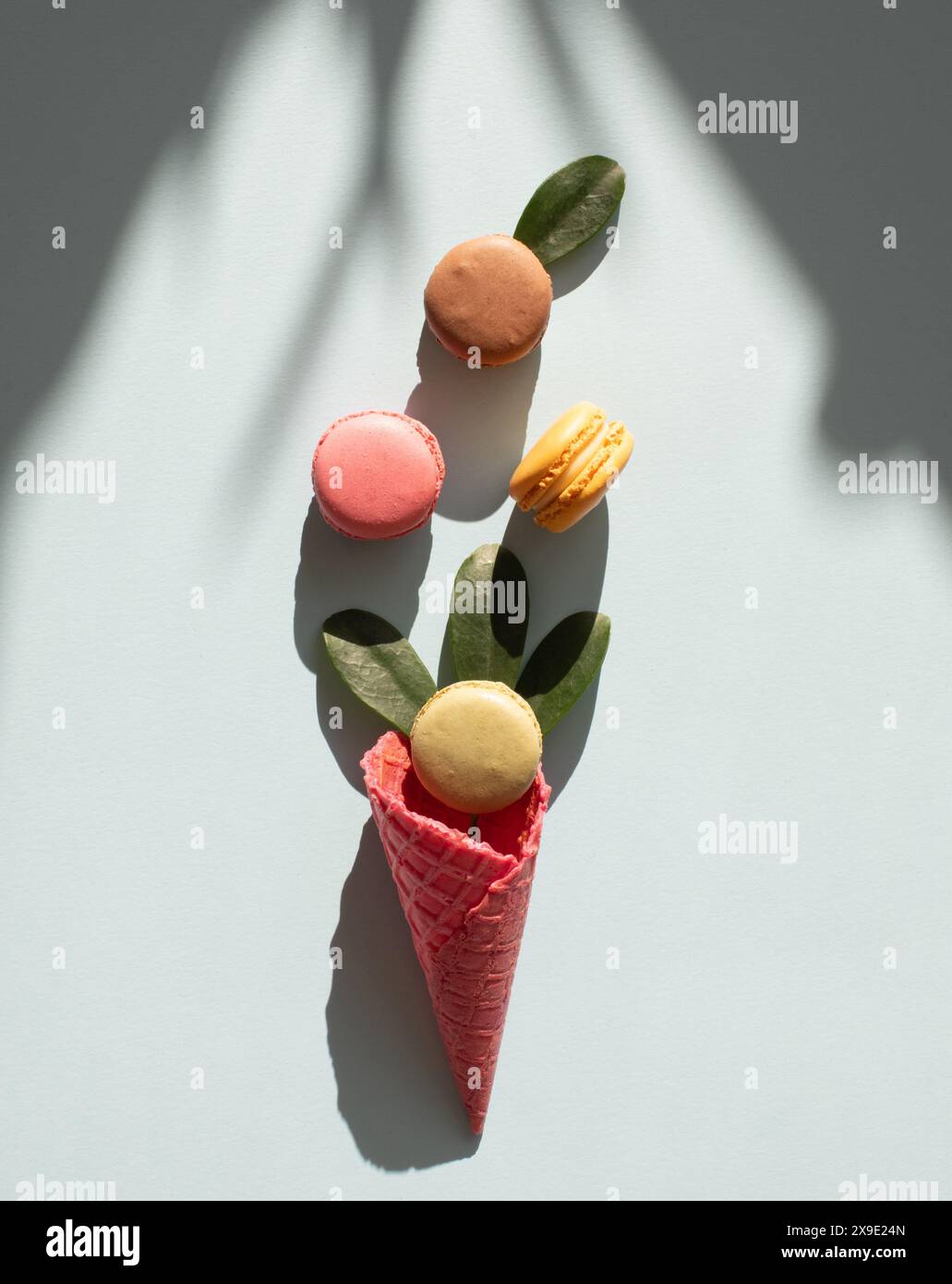 macrons placés de manière créative dans un cornet de crème glacée Banque D'Images