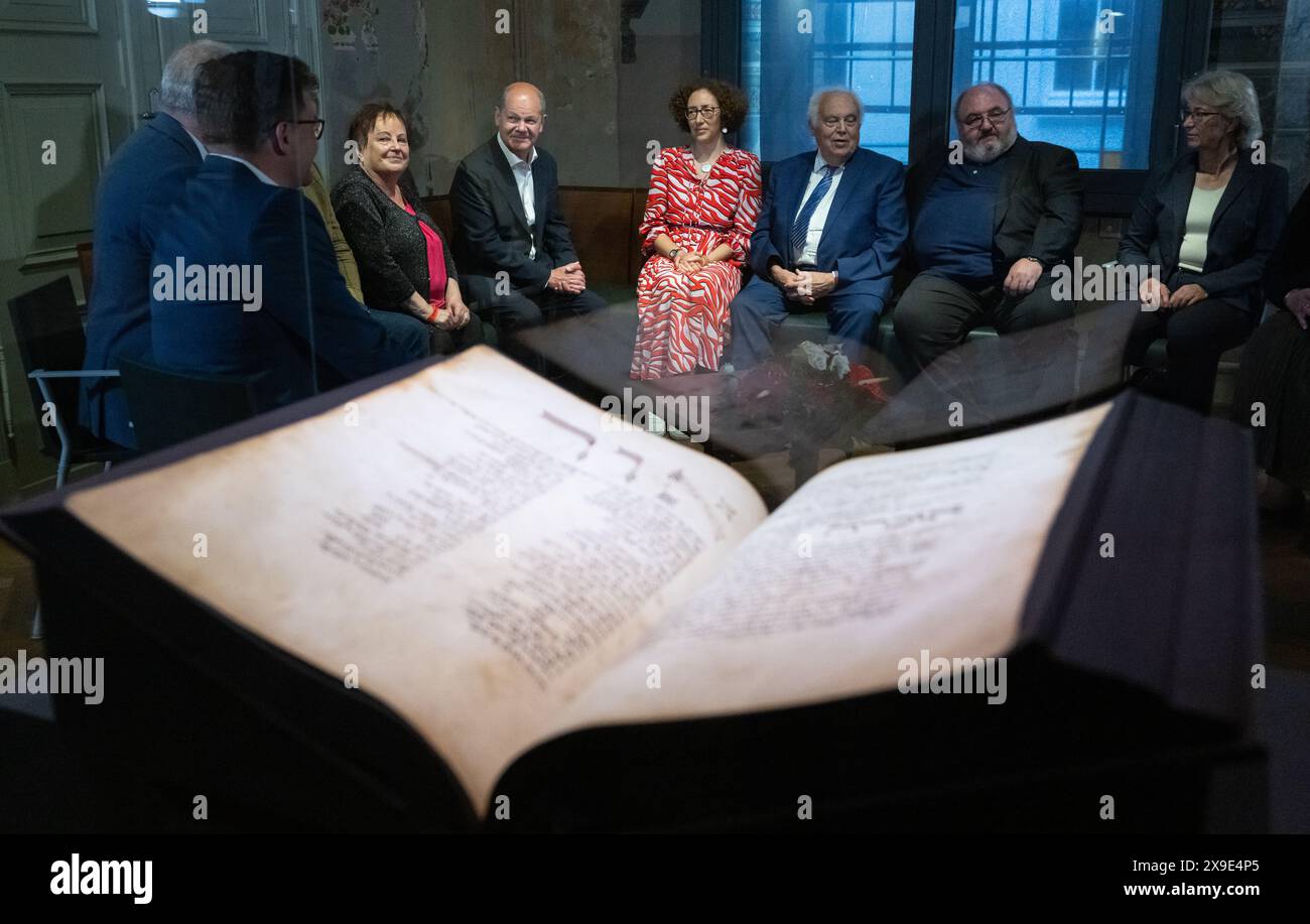 Erfurt, Allemagne. 31 mai 2024. Le chancelier fédéral Olaf Scholz (SPD, 5e à partir de la droite) est assis derrière un machzor, un livre de prières juif, avec des représentants de la communauté juive dans l'ancienne synagogue d'Erfurt. La ville accueille actuellement le 103e Congrès catholique allemand. 20 000 participants de toute l'Allemagne sont attendus à ce rassemblement chrétien de cinq jours. Crédit : Hendrik Schmidt/dpa/Alamy Live News Banque D'Images