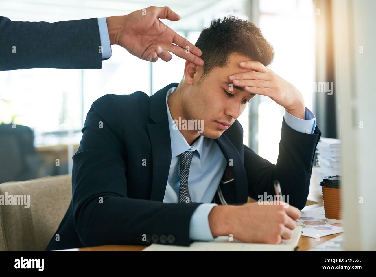 Travail, conflit ou arme de poing par hr pour l'écriture d'homme d'affaires, le stress ou le mal de tête dans le bureau avec l'anxiété de délai. Entreprise, intimidation ou stagiaire frustré Banque D'Images