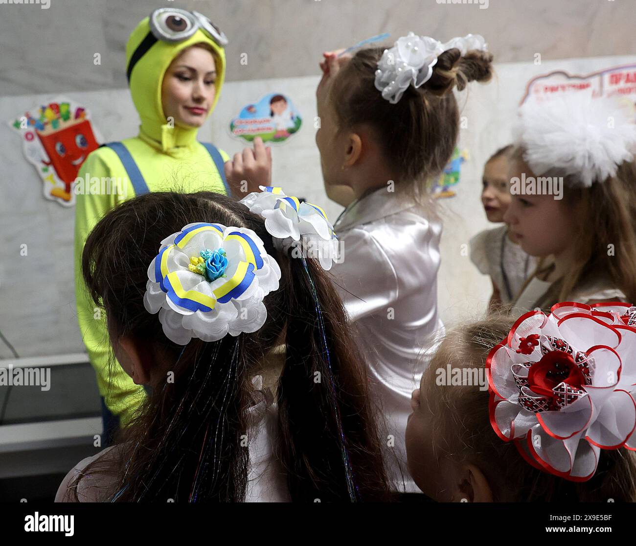 KHARKIV, UKRAINE - le 31 MAI 2024 - Un ruban aux couleurs nationales ukrainiennes décore les cravates de cheveux florales en queue de cheval lors de la dernière célébration Bell qui marque la fin de l'année scolaire à l'école de métro de Kharkiv, dans le nord-est de l'Ukraine. Banque D'Images