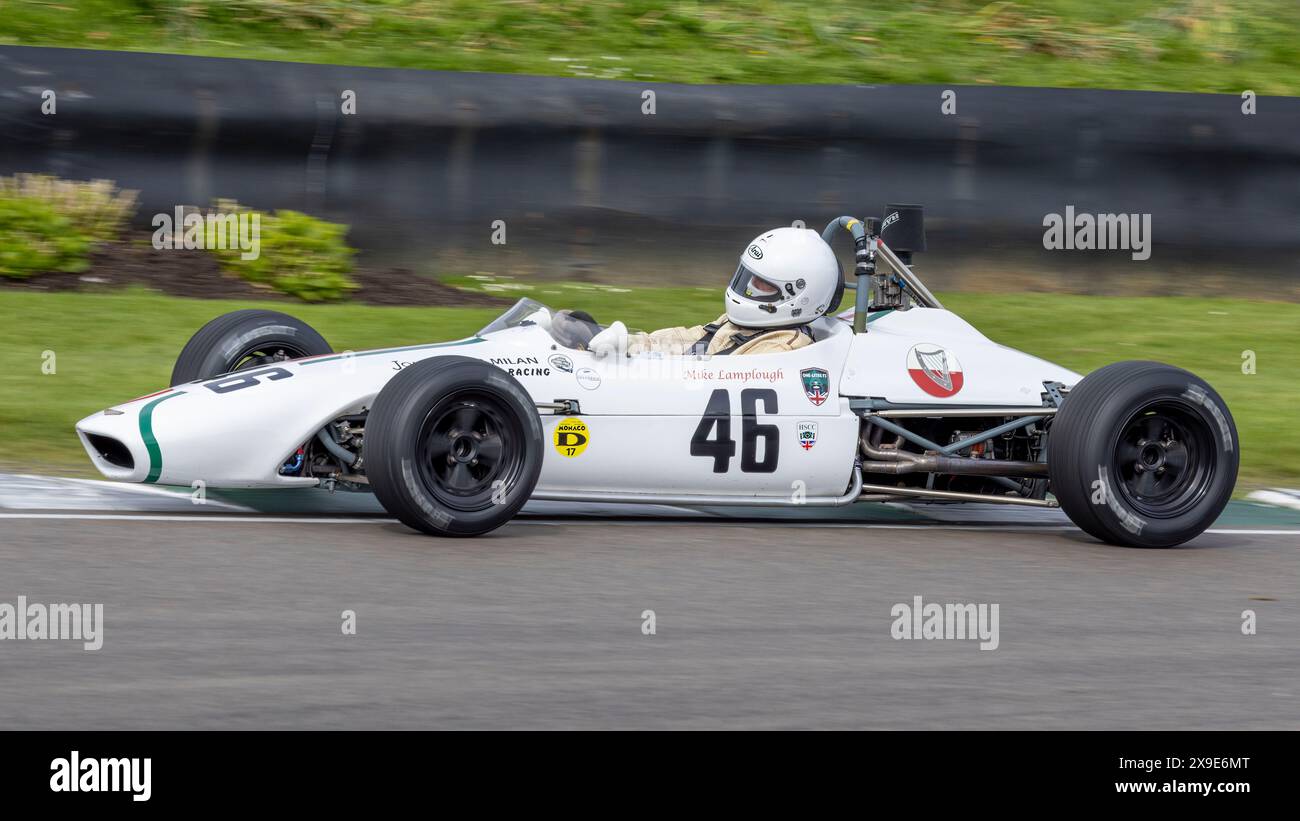 Mike Lamplough dans sa Chevron-Ford B15 1969 lors de la course de la Coupe Derek Bell lors de la 81e réunion des membres de Goodwood 2024, Sussex, Royaume-Uni. Banque D'Images
