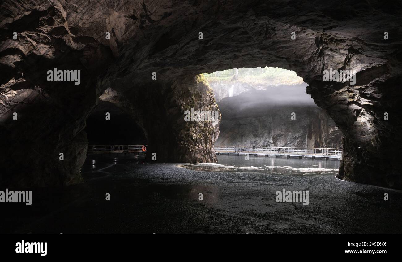 Lac souterrain situé dans la carrière de marbre abandonnée de Ruskeala, République de Carélie, Russie Banque D'Images