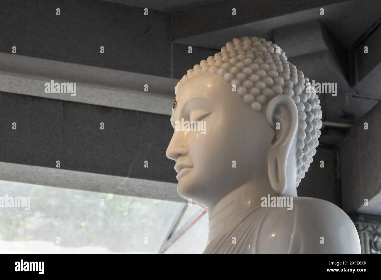 Statue de Bouddha blanc au temple Gangaramaya, les temples les plus importants de Colombo, Sri Lanka Banque D'Images