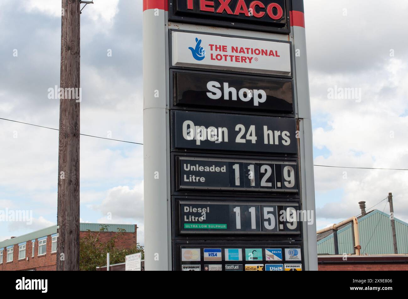 Texaco Forecourt isplay montrant les prix du carburant en 2010. Wolverhampton, West Midlands, Royaume-Uni Banque D'Images