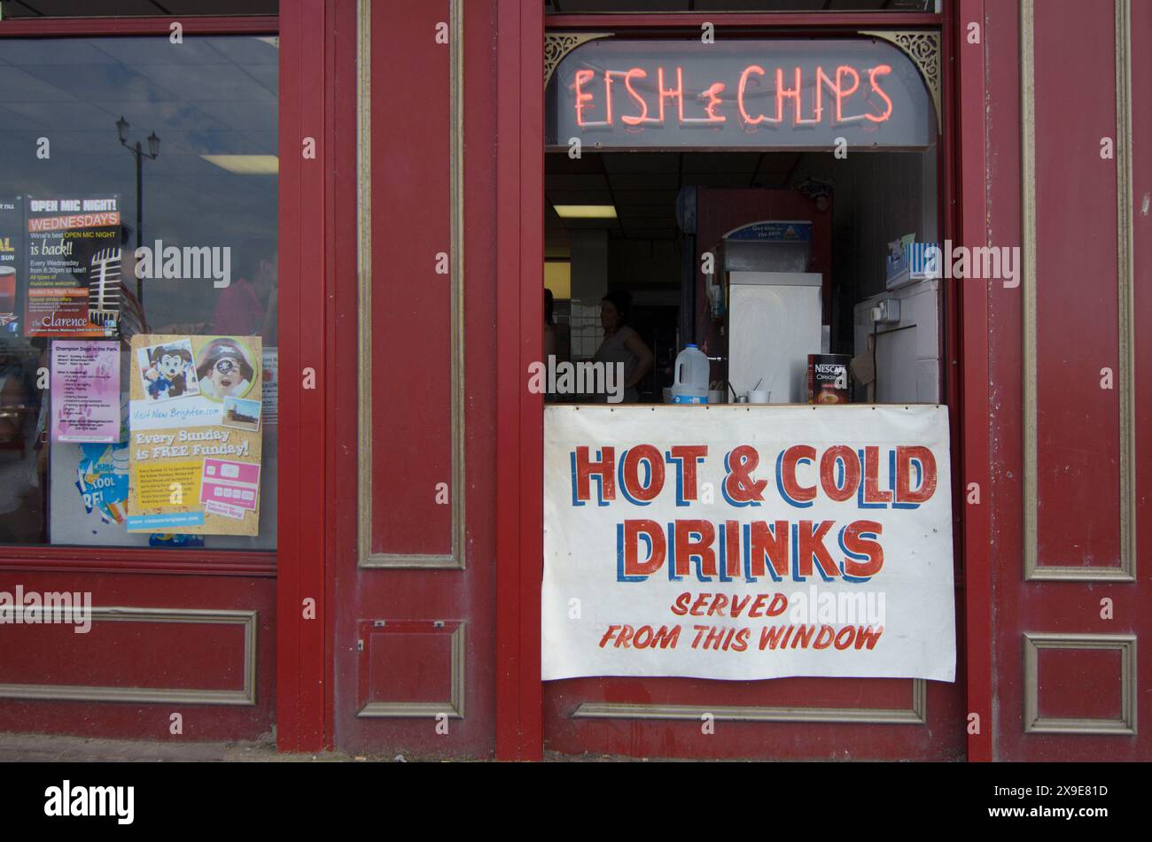 Fish and chips shop avec trappe de service ouverte sur la rue, Wallasey, Merseyside, UK, 2012 Banque D'Images