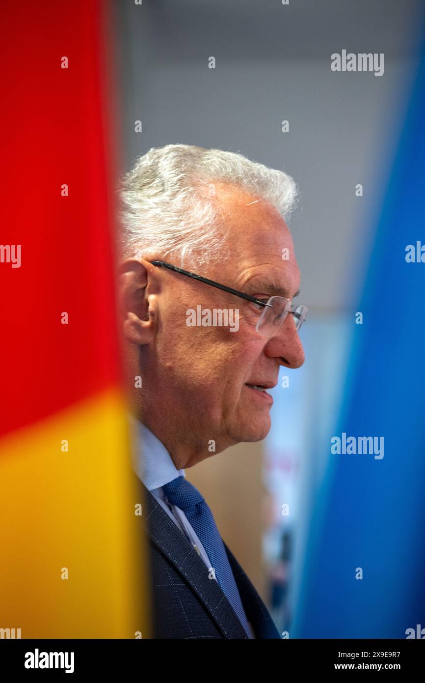 Nuremberg, Allemagne. 31 mai 2024. Le ministre bavarois de l'intérieur et de la protection civile Joachim Herrmann (CSU) parle entre un drapeau allemand et un drapeau bavarois. À l'Université des sciences appliquées Georg Simon Ohm de Nuremberg, Herrmann fournit des informations sur la situation imminente des inondations et l'état des précautions de contrôle des catastrophes. Le ministre estime que la Bavière est bien préparée. Crédit : Pia Bayer/dpa/Alamy Live News Banque D'Images