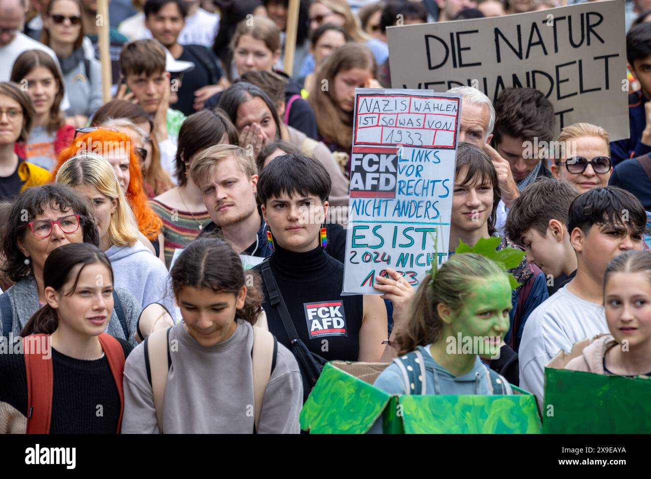 Klimastreik zur eu-Wahl Deutschland, Berlin AM 31.05.2024 : eine Junge Dame mit dem Schild Nazis wählen is sowas von 1933 FCK AFD Links vor Rechts nicht anders es ist 2024 nicht 1933 vendredis pour futur chapeau in ganz Deutschland zu einen Klimastreik aufgerufen. *** Grève climatique pour les élections européennes Allemagne, Berlin le 31 05 2024 Une jeune dame avec le signe voter pour les nazis est quelque chose comme 1933 FCK AFD gauche avant droite pas sinon il est 2024 pas 1933 vendredis pour l'avenir a appelé à une grève climatique dans toute l'Allemagne Banque D'Images