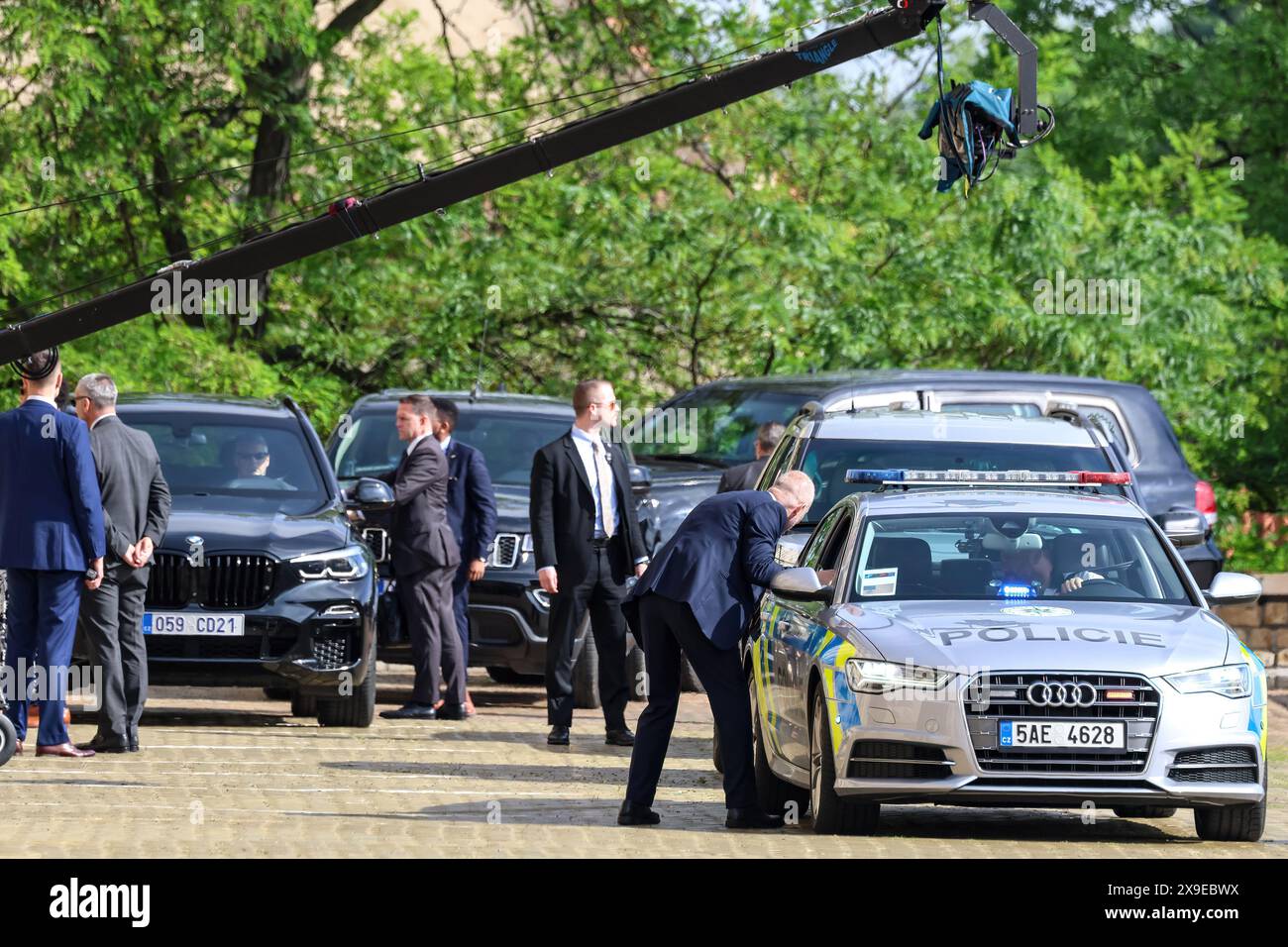 Prague, République tchèque. 31 mai 2024. Escorte de police et sécurité sont visibles devant le Palais Czernin à Prague, alors que les délégués arrivent pendant la deuxième journée de réunion informelle des ministres des Affaires étrangères de l'OTAN. C'est la dernière réunion des représentants de l'OTAN avant le sommet de haut niveau de Washington. La réunion se concentre sur la guerre de la Russie en Ukraine. Crédit : SOPA images Limited/Alamy Live News Banque D'Images