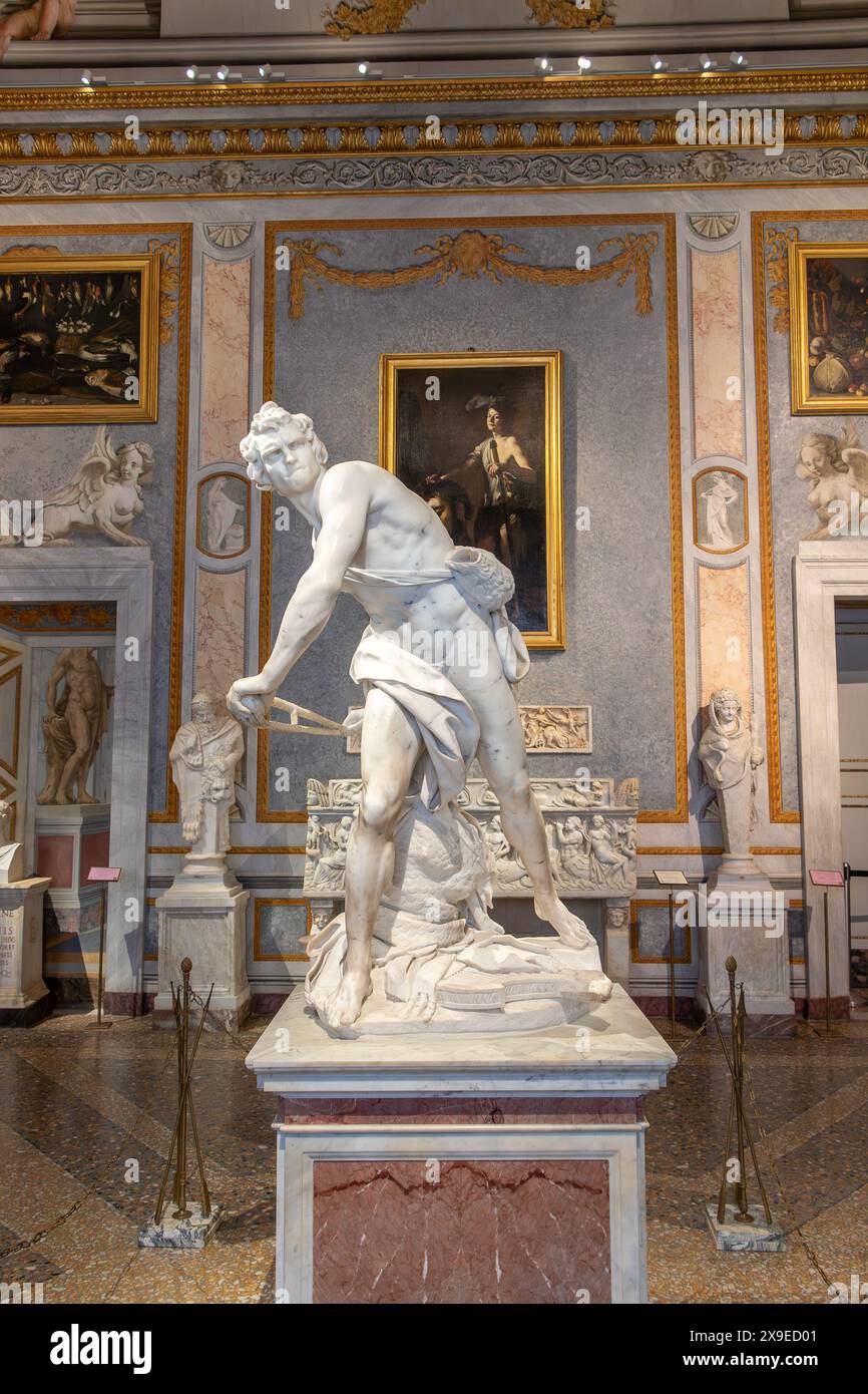 David, une sculpture en marbre grandeur nature de Gian Lorenzo Bernini dans le moment avant qu'il ne lance la pierre à Goliath, Galleria Bhorghese, Rome, Italie Banque D'Images David, une sculpture en marbre grandeur nature de Gian Lorenzo Bernini dans le moment avant qu'il ne lance la pierre à Goliath, Galleria Bhorghese, Rome, Italie Banque D'Images