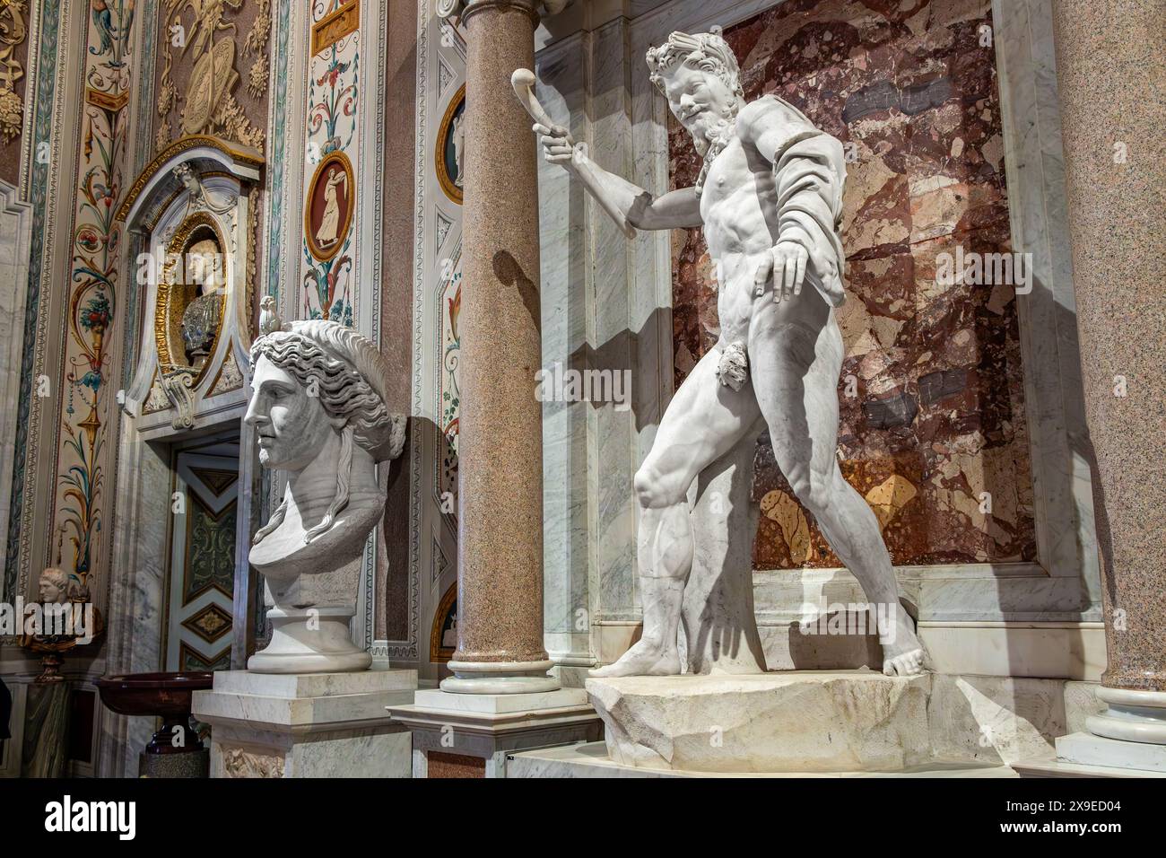 Le satyre de combat dans la salle Mariano Rossi de la Galleria Bhorghese , une collection d'art de classe mondiale à Rome, Italie Banque D'Images Le satyre de combat dans la salle Mariano Rossi de la Galleria Bhorghese , une collection d'art de classe mondiale à Rome, Italie Banque D'Images