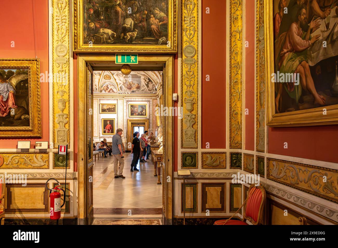 Les visiteurs apprécient les œuvres d'art à l'intérieur de la Galleria Borghese , une galerie d'art située dans l'ancienne Villa Borghese Pinciana à Rome, en Italie Banque D'Images Les visiteurs apprécient les œuvres d'art à l'intérieur de la Galleria Borghese , une galerie d'art située dans l'ancienne Villa Borghese Pinciana à Rome, en Italie Banque D'Images