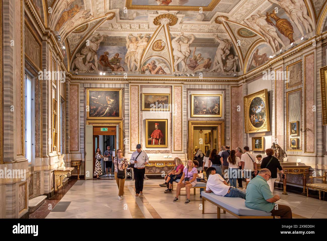 Personnes dans la salle 14 de la Galleria Borghese une collection d'art de classe mondiale logée dans l'ancienne Villa Borghese Pinciana à Rome, en Italie Banque D'Images Personnes dans la salle 14 de la Galleria Borghese une collection d'art de classe mondiale logée dans l'ancienne Villa Borghese Pinciana à Rome, en Italie Banque D'Images